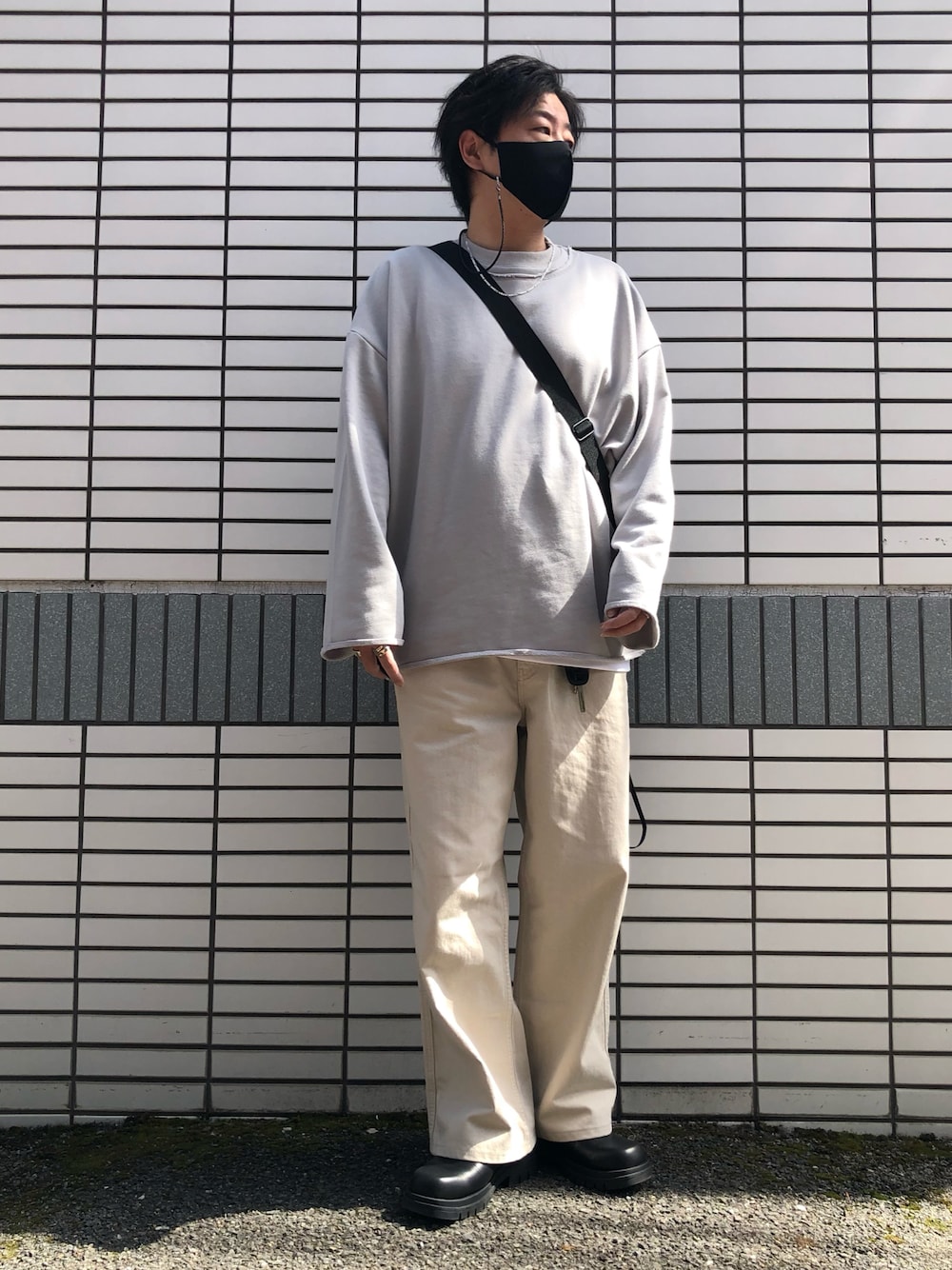 「カジュアル、春、春服デビュー宣言、ダメージスウェット、Nilway、バギーデニム、UNIQLO、革靴、tk.TAKEO KIKUCHI、ショルダーバッグ、オーバーサイズ、相互フォロー、淡色コーデ」｜「tk.TAKEO KIKUCHIのスクエア3ホールボリュームシューズ（ドレスシューズ、ブラック系）」を使った、らっしー［相互フォロー］さん（メンズ・169cm）の春コーディネートの1枚目の写真