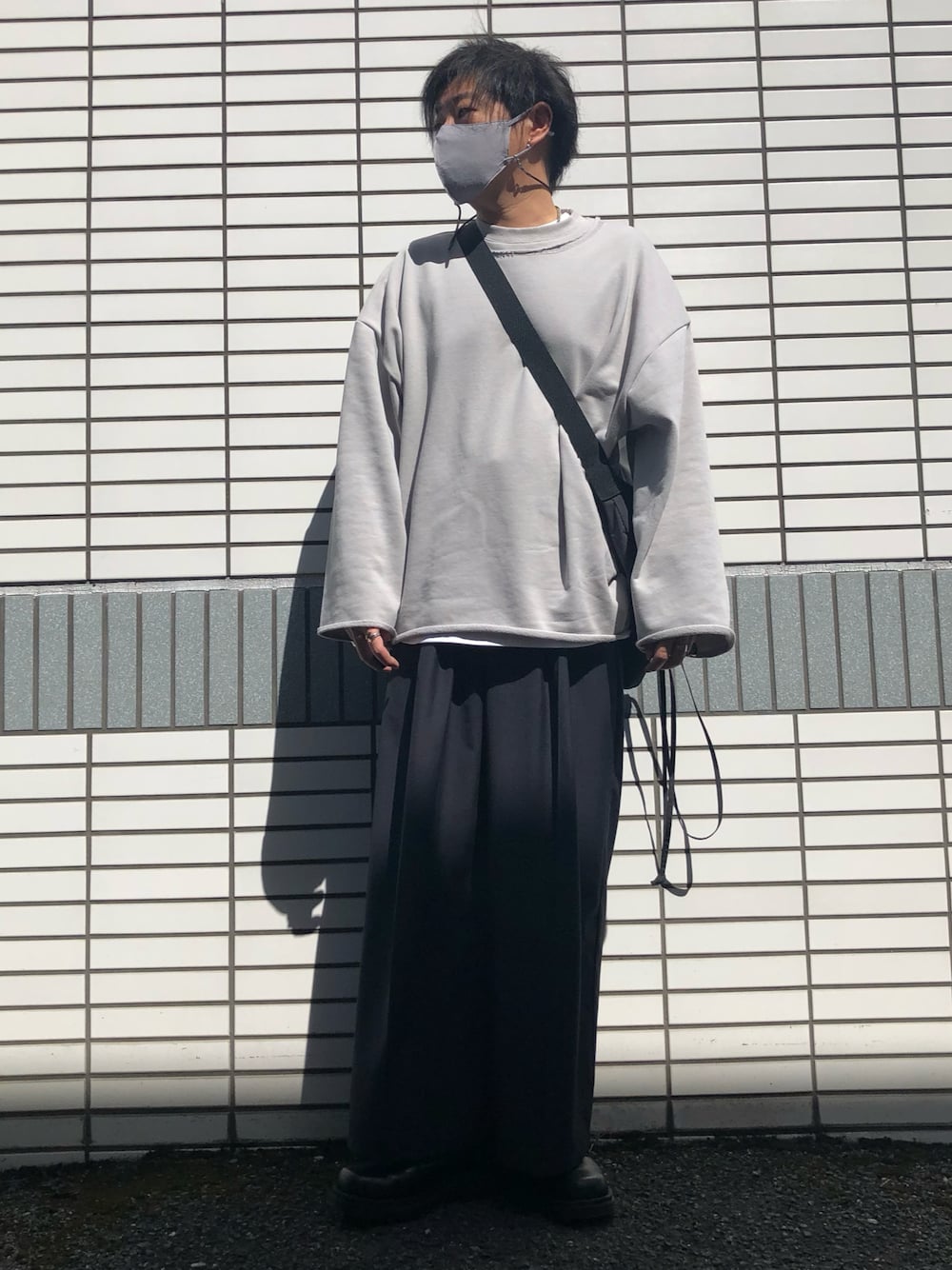 「春服、休日スタイル、シンプルコーデ、オーバーサイズ、ショルダーバッグ、UNIQLO U、スラックス、スクエアトゥ、革靴、スウェット、レイヤードスタイル、春コーデ、相互フォロー」｜「tk.TAKEO KIKUCHIのスクエア3ホールボリュームシューズ（ドレスシューズ、ブラック系）」を使った、らっしー［相互フォロー］さん（メンズ・169cm）の春コーディネートの1枚目の写真