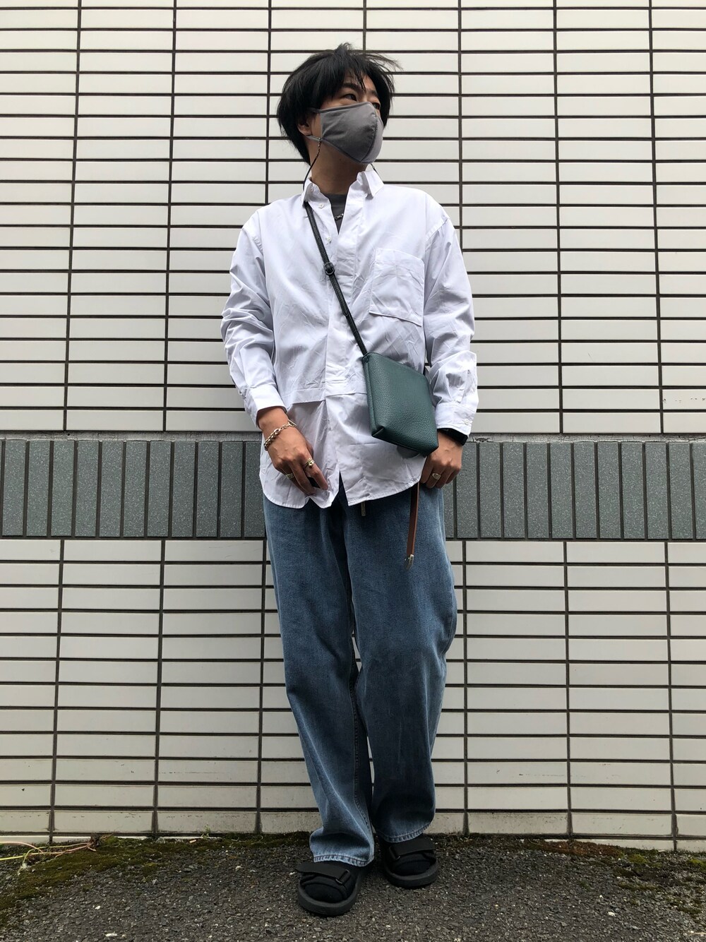 「シンプル、春コーデ、シンプルコーデ、リラックススタイル、プチプラ、白シャツ、ミニバッグ、デニム、サンダル、靴下 × サンダル、UNIQLO、youtube、相互フォロー、シャツスタイル」｜「UNIQLOのアイテム（サンダル、ブラック系）」を使った、らっしー［相互フォロー］さん（メンズ・169cm）の春コーディネートの1枚目の写真
