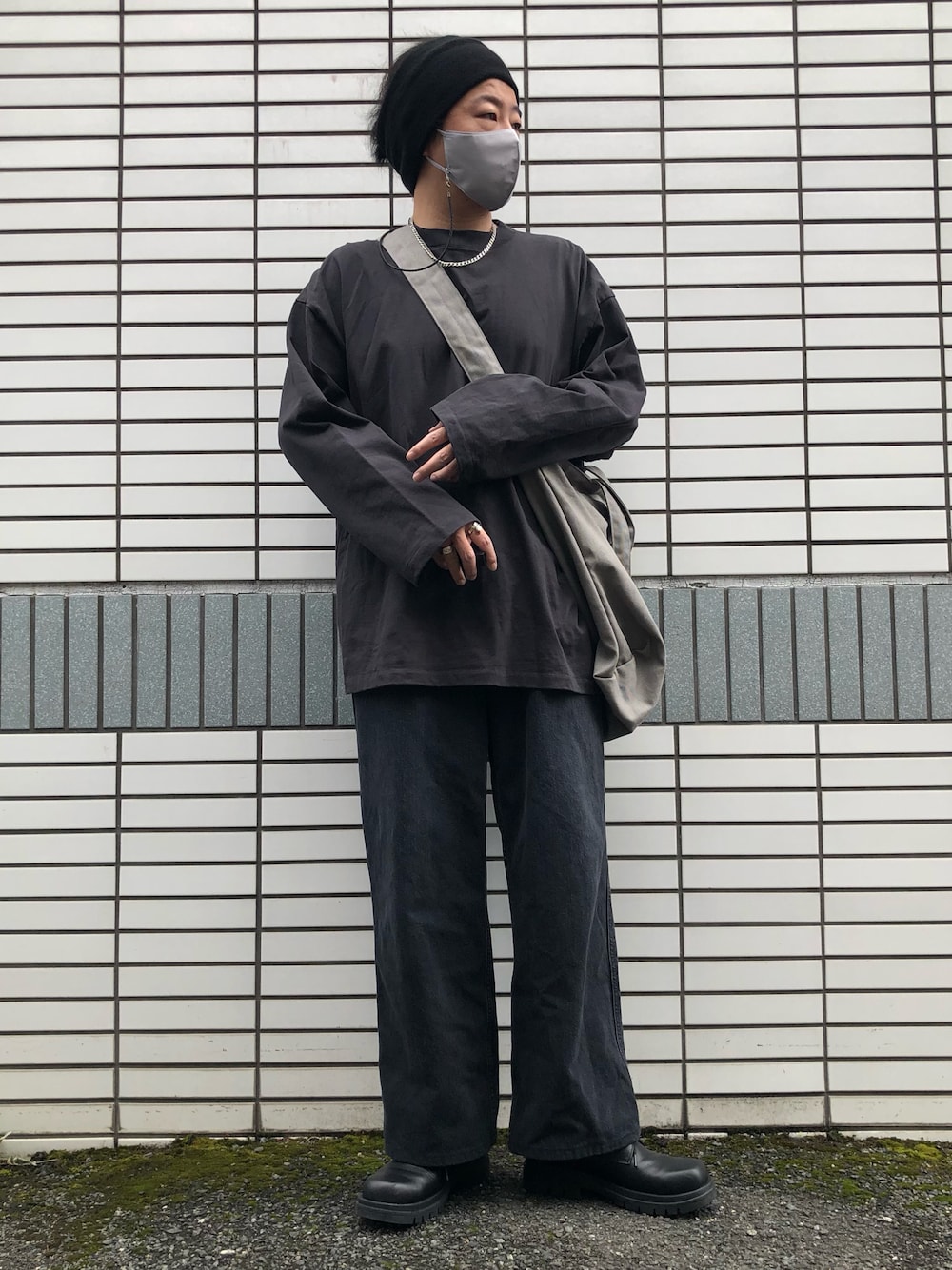 「休日スタイル、シンプルコーデ、ビッグシルエット、オーバーサイズ、WYM、WYM LIDNM、デカバッグ、ワイドパンツ、バギーデニム、スクエアトゥ、ヘッドバンド、ヘアバンド、シルバーアクセサリー、相互フォロー」｜「UNIQLO ¥3990のバギージーンズ（デニムパンツ、グレー系）」を使った、らっしー［相互フォロー］さん（メンズ・169cm）の春コーディネートの1枚目の写真