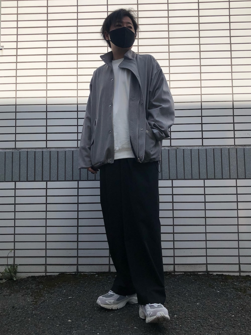 「スポーツミックス、テック系、ニユーバランス、ニューバランス725、ワイドスラックス、UNIQLO U、スウェット、スニーカーコーデ、ブルゾン、きれいめカジュアル、春コーデ、オーバーサイズ、プチプラ、相互フォロー」｜「NEW BALANCEのNew Balance ML725AA / ニューバランス ML725AA（スニーカー、グレー系）」を使った、らっしー［相互フォロー］さん（メンズ・169cm）の春コーディネートの1枚目の写真