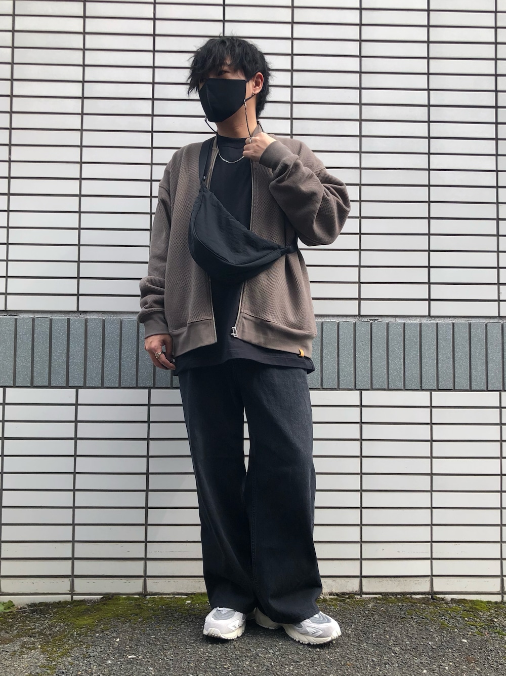 「春服デビュー宣言、メンズファッション、休日スタイル、オーバーサイズ、春アウター、UNIQLO、ニューバランス、ニューバランス725、バギーデニム、ブルゾン、三日月、シルバーアクセサリー、相互フォロー、レイヤードスタイル、グレースニーカー」｜「NEW BALANCEの＜New Balance＞ML725 スニーカー（スニーカー、ブラック系）」を使った、らっしー［相互フォロー］さん（メンズ・169cm）の春コーディネートの1枚目の写真