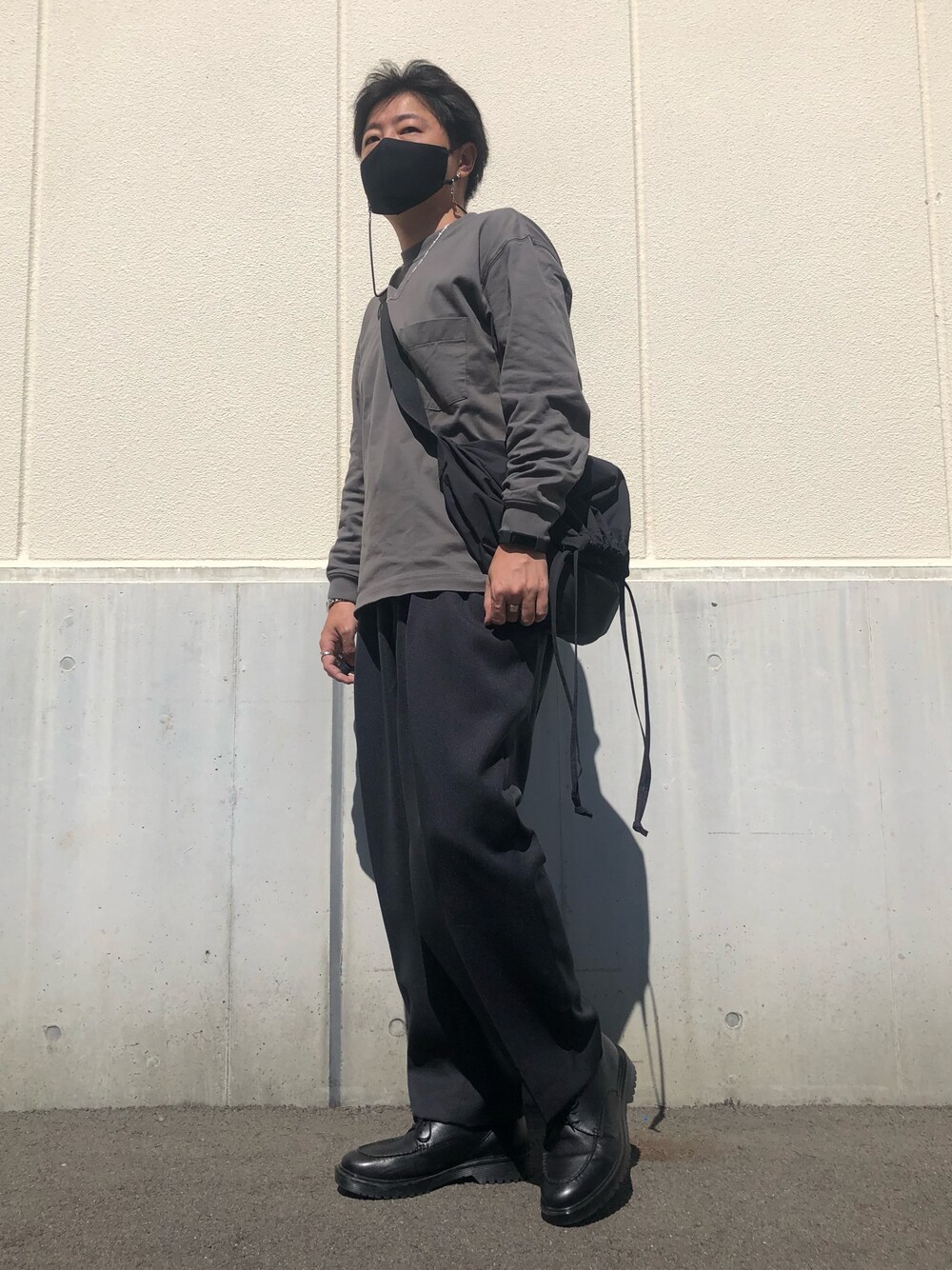 「休日スタイル、シンプルコーデ、ワイドパンツ、ロンT、カジュアルコーデ、今日のコーデ、低身長コーデ、ワイドスラックス、革靴、ショルダーバッグ、シルバーアクセサリー、相互フォロー、オリーブ、UNIQLO U、UNIQLO」｜「GU ¥3990のリアルレザーＵチップシューズ（シューズ、ブラック系）」を使った、らっしー［相互フォロー］さん（メンズ・169cm）の秋コーディネートの1枚目の写真
