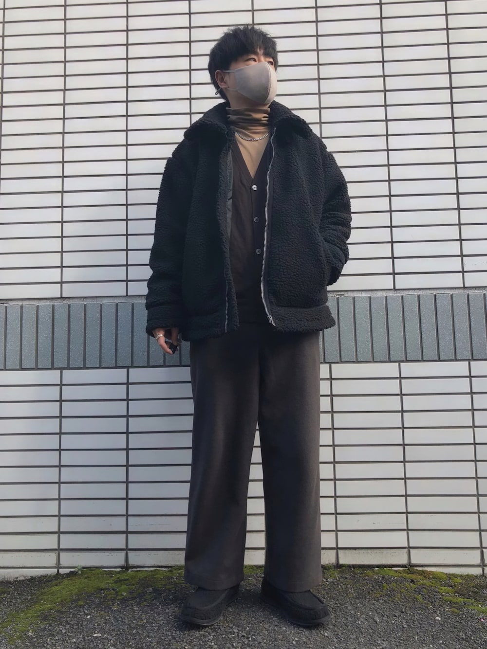 「シンプルコーデ、ブラウンコーデ、カーディガン、ハイネック、ワイドパンツ、ワイドシルエット、ボアジャケット、ボア、プチプラコーデ、ユニクロ、カジュアル、相互フォロー、マスク、ワンマイルウェア、冬コーデ」｜「GUのスリッポンシューズ1MW（スリッポン、ブラック系）」を使った、らっしー［相互フォロー］さん（メンズ・169cm）の冬コーディネートの1枚目の写真