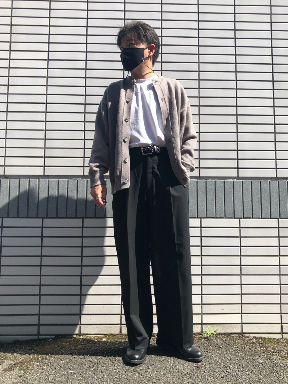 「秋のコーデ、休日スタイル、シンプルスタイル、モノトーン、タックイン、カーディガン、ワイドパンツ、韓国ファッション、革靴、UNIQLO、GU、シルバーアクセサリー、大人カジュアル、相互フォロー」｜「tk.TAKEO KIKUCHIのレザーオックスフォードシューズ（ドレスシューズ、ブラック系）」を使った、らっしー［相互フォロー］さん（メンズ・169cm）の秋コーディネートの1枚目の写真