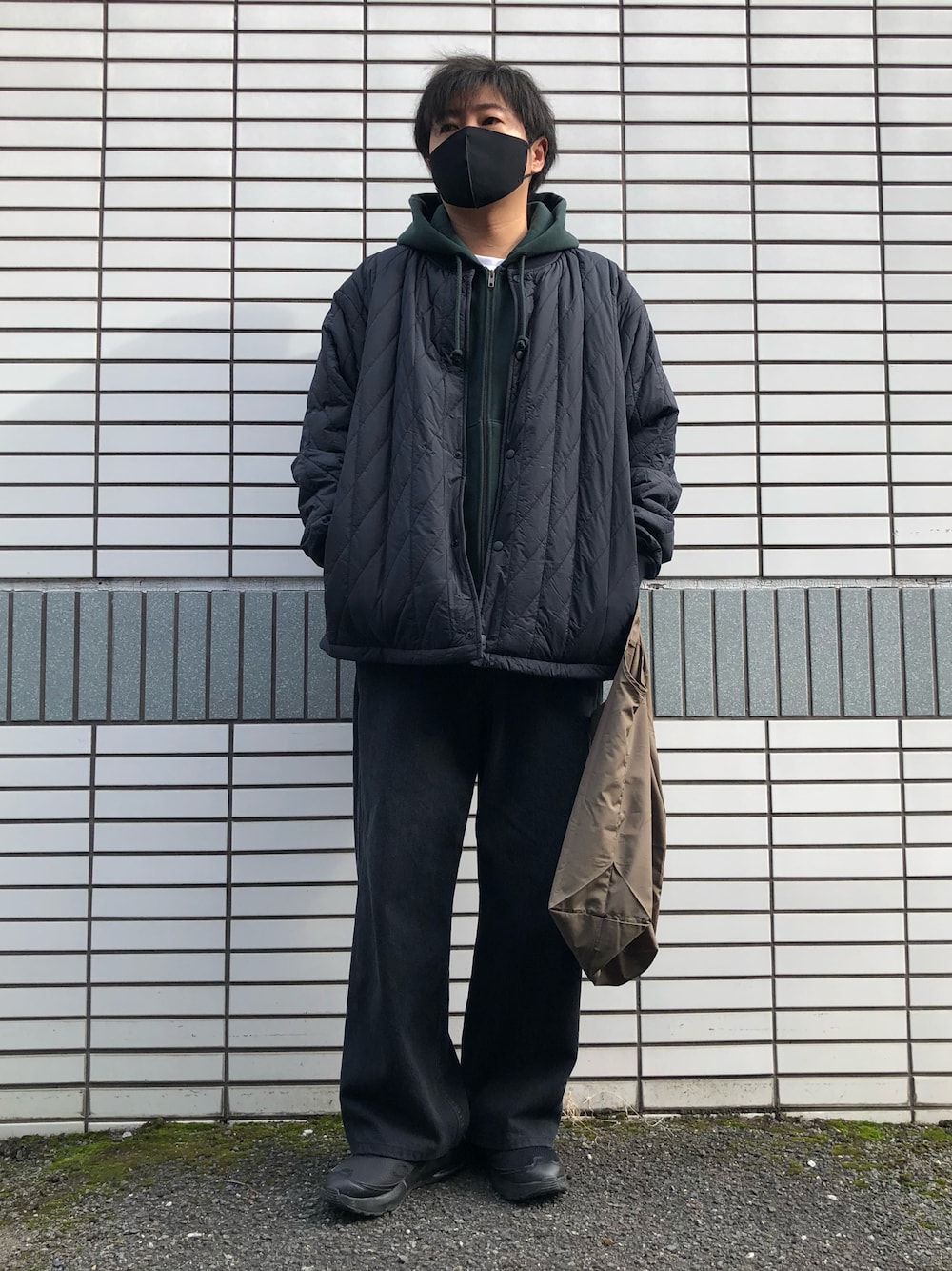 「キルティングジャケット、キルティング、パーカー、バギーパンツ、デニム、エアマックス、UNIQLO、GU、スニーカー、カジュアルコーデ、冬コーデ、オーバーサイズ、相互フォロー、低身長、ユニクロ」｜「NIKEのNIKE/ナイキ スニーカー AIR MAX AP/ エアマックス スニーカー ランニング CU4826-010/CU4826-100/CU4826-104/CU4826-001（スニーカー、ブラック系）」を使った、らっしー［相互フォロー］さん（メンズ・169cm）の冬コーディネートの1枚目の写真