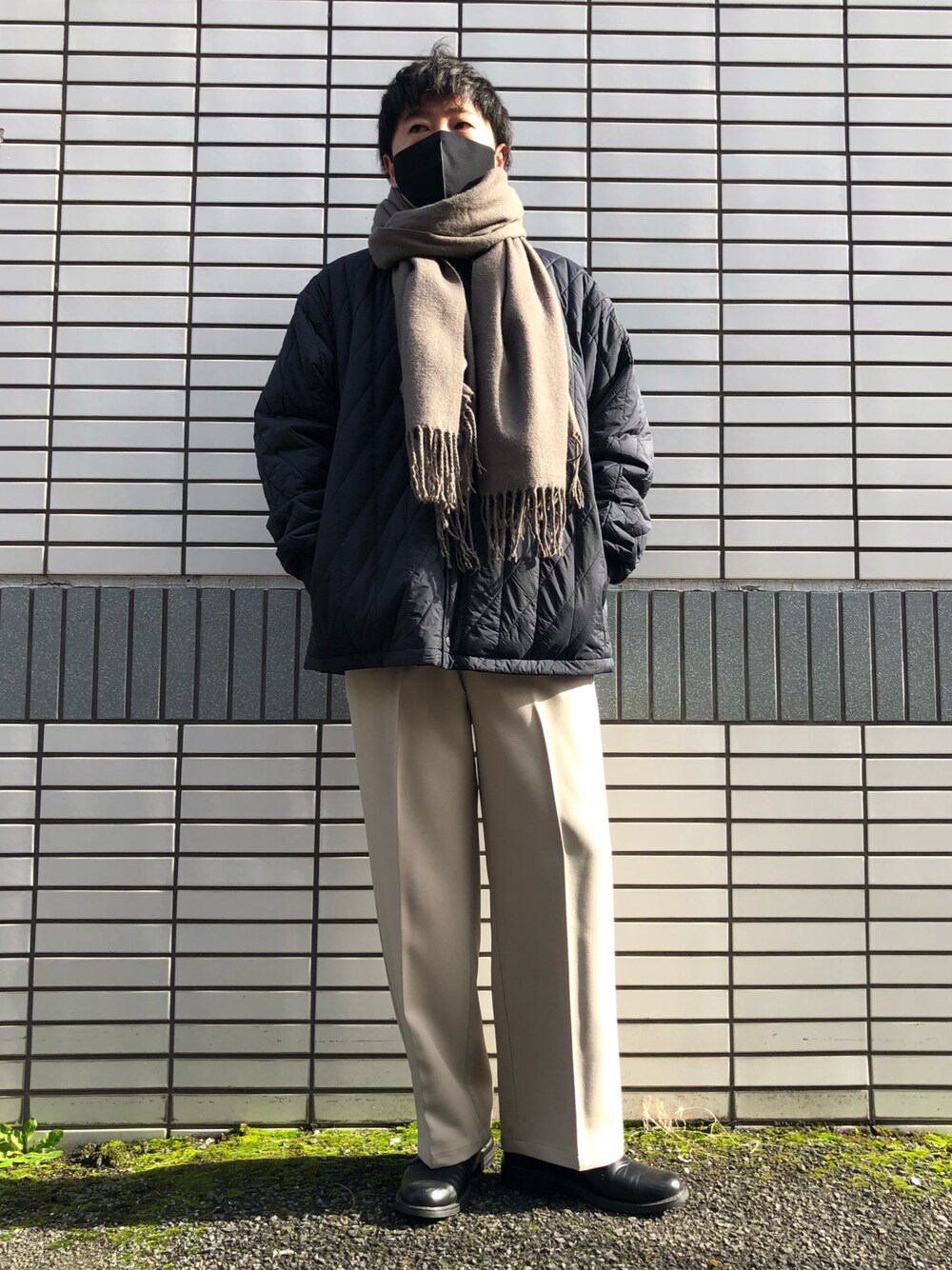 「冬コーデ、大人カジュアル、シンプル、マフラー、キルティング、キルティングジャケット、バギースラックス、UNIQLO、GU、プチブラ、革靴、スラックス、ダウン、相互フォロー」｜「tk.TAKEO KIKUCHIのレザーオックスフォードシューズ（ドレスシューズ、ブラック系）」を使った、らっしー［相互フォロー］さん（メンズ・169cm）の冬コーディネートの1枚目の写真