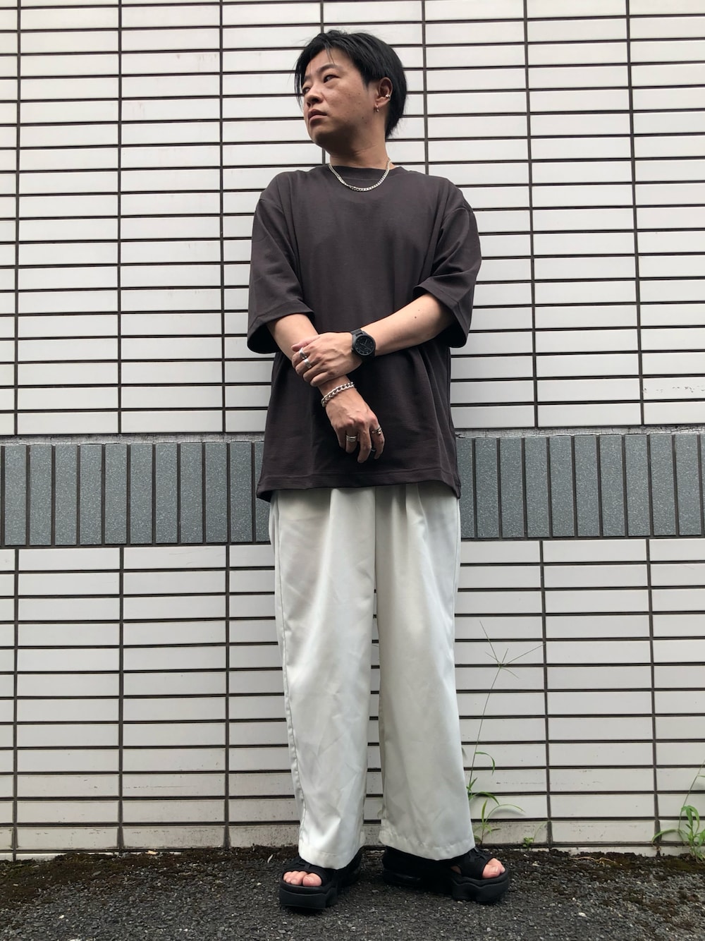 「シンプルコーデ、ビッグシルエット、夏だ！Tシャツ着よう！、低身長、UNIQLO U、厚底サンダル、スラックス、白ボトム、シルバーアクセサリー、リラックススタイル、白スラックス、相互フォロー、プチプラ、NIKE」｜「NIKEのナイキ エア マックス ココ ウィメンズサンダル / Nike Air Max Koko Women's Sandals CI8798-003 Black（サンダル、ブラック系）」を使った、らっしー［相互フォロー］さん（メンズ・169cm）の夏コーディネートの1枚目の写真