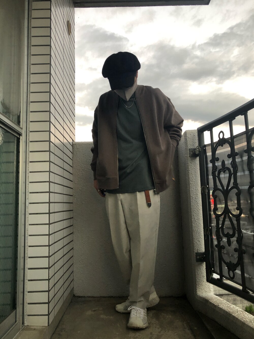 「だから秋服が好き、オトナカジュアル、秋のコーデ、キャスケット、ブルゾン、グリーン、ベージュ、スニーカー、ビッグシルエット、今日のコーデ、休日スタイル」｜「BEAMS LIGHTSのBEAMS LIGHTS / SHELTECH(R) フルジップ ブルゾン (セットアップ対応/吸水速乾/遮熱/接触涼感/UVカット)（ブルゾン、グレー系）」を使った、らっしー［相互フォロー］さん（メンズ・169cm）の秋コーディネートの1枚目の写真