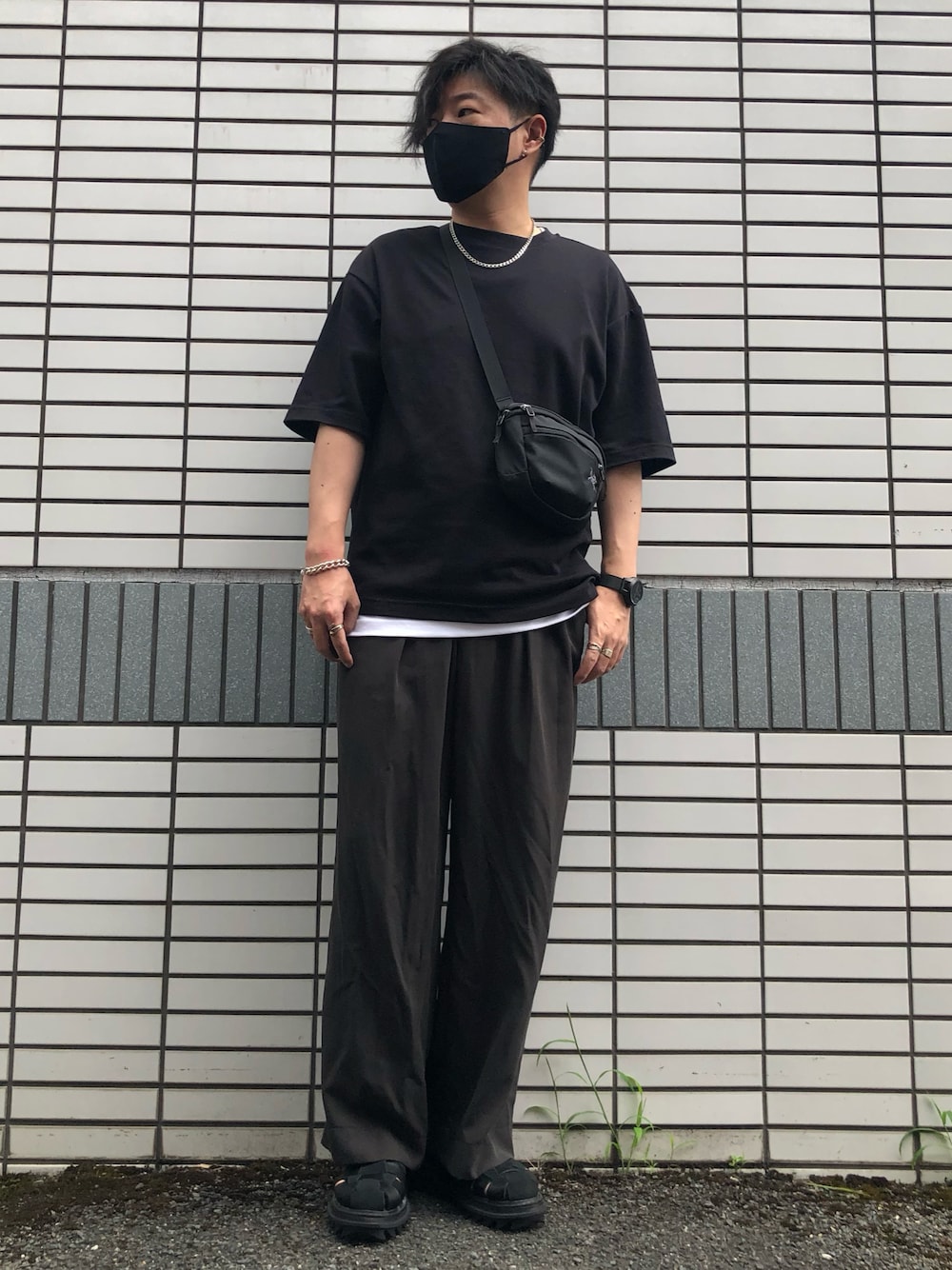 「夏コーデ、カジュアルコーデ、メンズファッション、シンプルスタイル、ワイドスラックス、レイヤードスタイル、グルカサンダル、ミニバッグ、黒Tシャツ、シルバーアクセサリー、モノトーン、相互フォロー、無地T、リラックススタイル、WYM LIDNM」｜「WYM LIDNMのSUEDE COMBINATION SHARK SOLE GURKHA（サンダル、ブラック系）」を使った、らっしー［相互フォロー］さん（メンズ・169cm）の夏コーディネートの1枚目の写真
