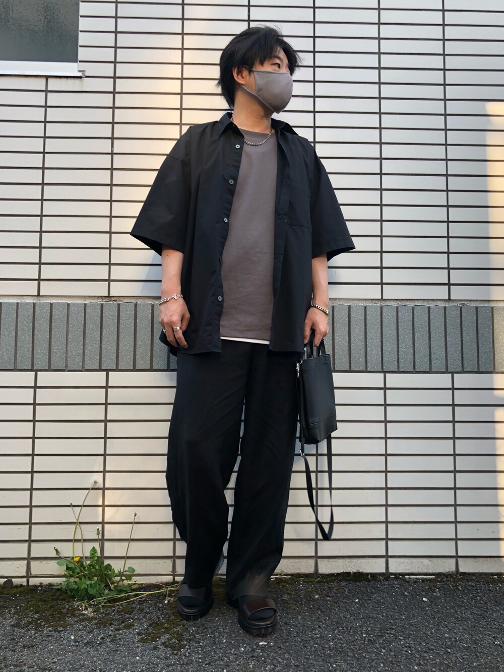 「大人カジュアル、シンプルコーデ、きれいめカジュアル、リラックススタイル、春コーデ、低身長、半袖シャツ、オーバーサイズ、レイヤードスタイル、リネン、ミニバッグ、相互フォロー、GU、プラチナ、サンダルに靴下」｜「GUのリアルレザーストラップベルトサンダル+E（サンダル、ブラウン系）」を使った、らっしー［相互フォロー］さん（メンズ・169cm）の春コーディネートの1枚目の写真