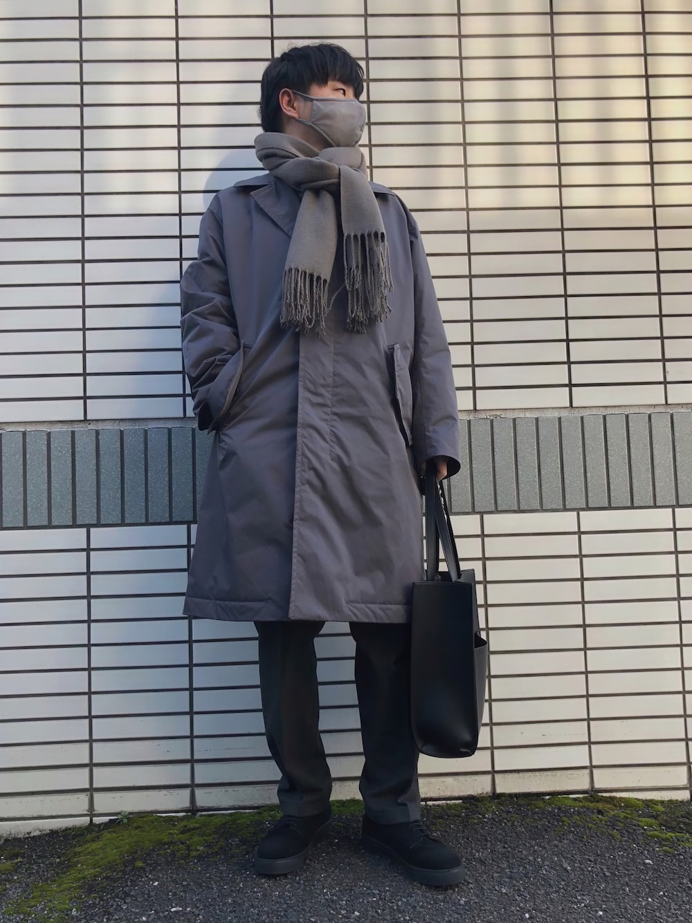 「会社員、ビジネススタイル、ビジネスカジュアル、ステンカラーコート、パデットコート、グレー、オーバーサイズ、マフラー、グレージュ、ミラノ巻き、スラックス、スクエアバッグ、相互フォロー、プチプラ」｜「AZUL by moussyのECO SUEDE LACE-UP SHOES／エコスエードレースアップシューズ（ドレスシューズ、ブラック系）」を使った、らっしー［相互フォロー］さん（メンズ・169cm）の冬コーディネートの1枚目の写真