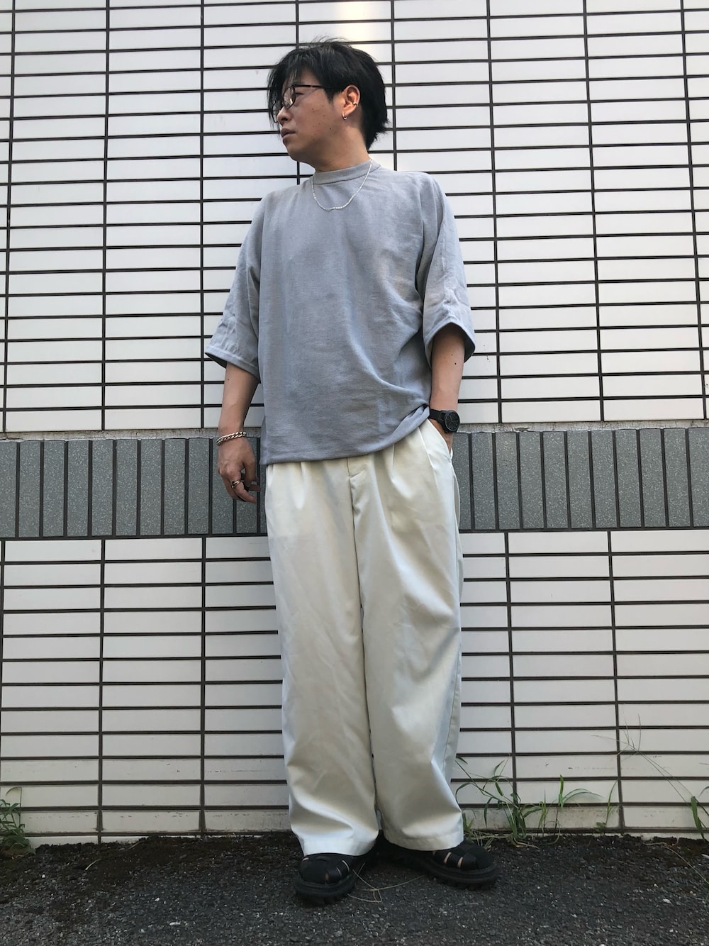 「今日のコーデ、休日コーデ、シンプルコーデ、低身長コーデ、ニットTシャツ、グルカサンダル、白スラックス、オーバーサイズ、シルバーアクセサリー、メガネ男子、オトナカジュアル、相互フォロー、淡色コーデ、WYM LIDNM」｜「WYM LIDNMのSUEDE COMBINATION SHARK SOLE GURKHA（サンダル、ブラック系）」を使った、らっしー［相互フォロー］さん（メンズ・169cm）の夏コーディネートの1枚目の写真