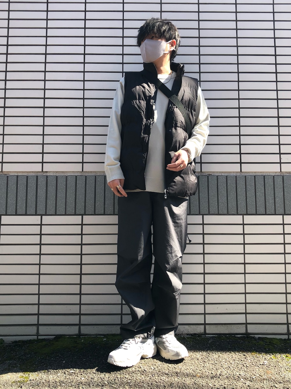 「休日スタイル、春コーデ、プチプラ、ダウンベスト、春ニット、パラシュートパンツ、ニューバランス、725、UNIQLO U、スポーツミックス、カジュアルコーデ、ショルダーバッグ、グレー、相互フォロー」｜「NEW BALANCEのNew Balance ML725AA / ニューバランス ML725AA（スニーカー、グレー系）」を使った、らっしー［相互フォロー］さん（メンズ・169cm）の冬コーディネートの1枚目の写真