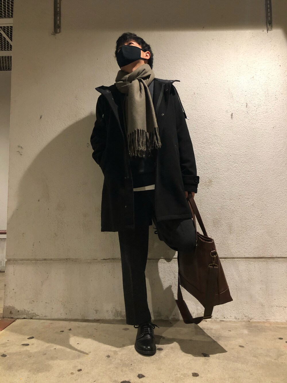 「ニット、UNIQLO、レイヤードスタイル、大人カジュアル、休日スタイル、きれいめカジュアル、コートスタイル、マフラーコーデ、ミラノ巻き、ハイネック、大人コーデ、オーバーサイズ」｜「SENSE OF PLACE by URBAN RESEARCHの無地ストール（マフラー、ベージュ系）」を使った、らっしー［相互フォロー］さん（メンズ・169cm）の秋コーディネートの1枚目の写真