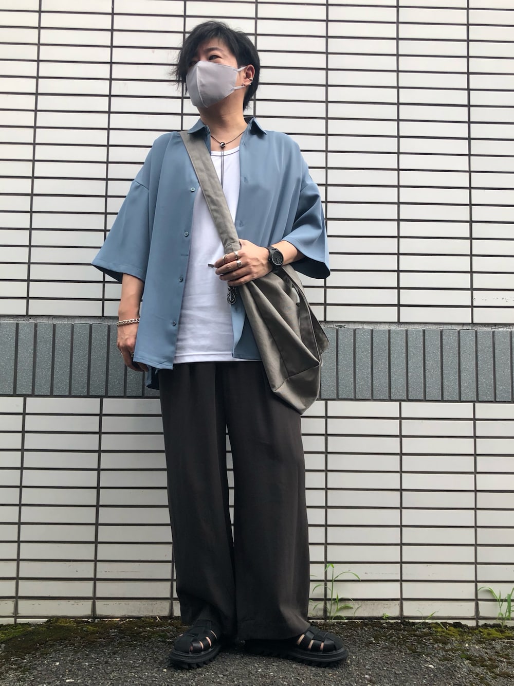 「夏コーデ、カジュアルコーデ、シンプルスタイル、きれいめカジュアル、スラックス、WYM LIDNM、グルカサンダル、ワイドスラックス、オーバーサイズ、半袖シャツ、ブルーシャツ、デカバッグ、シルバーアクセサリー、相互フォロー、さわやかコーデ」｜「WYM LIDNMのSUEDE COMBINATION SHARK SOLE GURKHA（サンダル、ブラック系）」を使った、らっしー［相互フォロー］さん（メンズ・169cm）の夏コーディネートの1枚目の写真