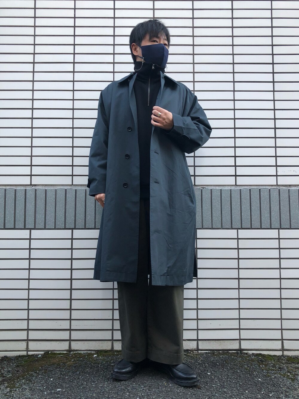 「休日スタイル、秋コーデ、大人カジュアル、低身長コーデ、ステンカラーコート、ワイドパンツ、革靴、UNIQLO U、GU、ハーフジップ、カーキパンツ、プチプラ、相互フォロー、オーバーサイズ」｜「GU ¥3990のリアルレザーＵチップシューズ（シューズ、ブラック系）」を使った、らっしー［相互フォロー］さん（メンズ・169cm）の秋コーディネートの1枚目の写真