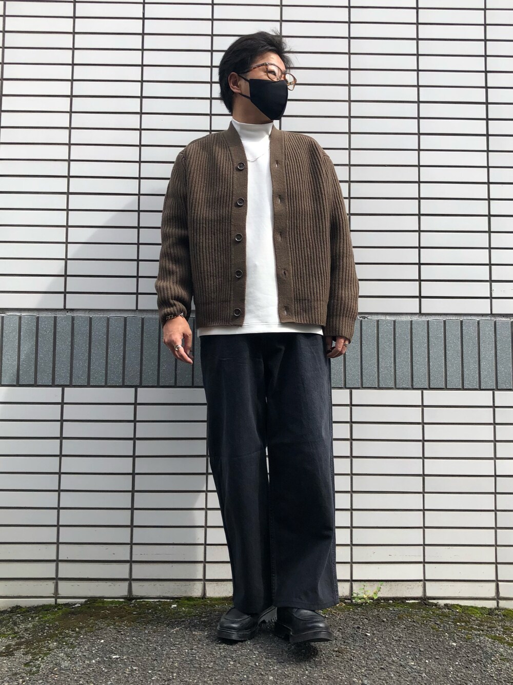 「秋のコーデ、大人カジュアル、ワイドパンツ、休日スタイル、UNIQLO U、バギージーンズ、革靴、モックネック、秋ルック紹介するよ、プチプラコーデ、相互フォロー、UNIQLO、ブラウン、メガネ男子、カーディガン」｜「GU ¥3990のリアルレザーＵチップシューズ（シューズ、ブラック系）」を使った、らっしー［相互フォロー］さん（メンズ・169cm）の秋コーディネートの1枚目の写真