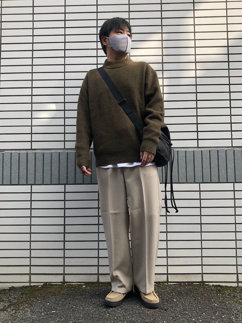 「秋コーデ、カジュアルコーデ、シンプルコーデ、プチプラ、休日コーデ、GU、UNIQLO、モックネック、ニット、バギーパンツ、モカシン、レイヤードスタイル、ショルダーバッグ、流行り、相互フォロー」｜「UNION STATIONのフェイクスエード モカシンスニーカー（モカシン/デッキシューズ、ベージュ系）」を使った、らっしー［相互フォロー］さん（メンズ・169cm）の秋コーディネートの1枚目の写真