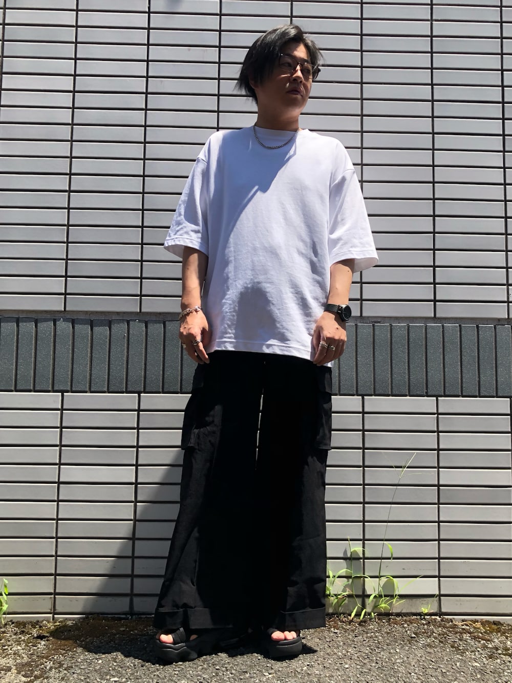 「休日スタイル、シンプルコーデ、ビッグシルエット、夏だ！Tシャツ着よう！、夏コーデ、白Tシャツ、カーゴパンツ、ワイドパンツ、厚底シューズ、厚底サンダル、モノトーンコーデ、シルバーアクセサリー、相互フォロー、サンダルコーデ」｜「epnokのロールアップカーゴスラックス（スラックス、ブラック系）」を使った、らっしー［相互フォロー］さん（メンズ・169cm）の夏コーディネートの1枚目の写真