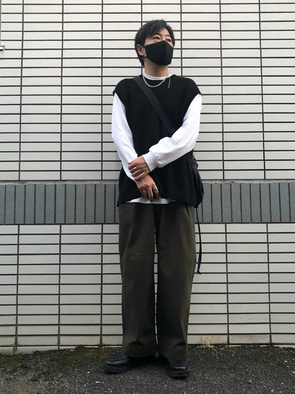 「秋のコーデ、シンプル、大人カジュアル、シンプルコーデ、低身長コーデ、ショルダーバッグ、レイヤードスタイル、ニットベスト、モノトーン、ワイドパンツ、タックパンツ、革靴、GU、UNIQLO U、相互フォロー」｜「GU ¥3990のリアルレザーＵチップシューズ（シューズ、ブラック系）」を使った、らっしー［相互フォロー］さん（メンズ・169cm）の秋コーディネートの1枚目の写真