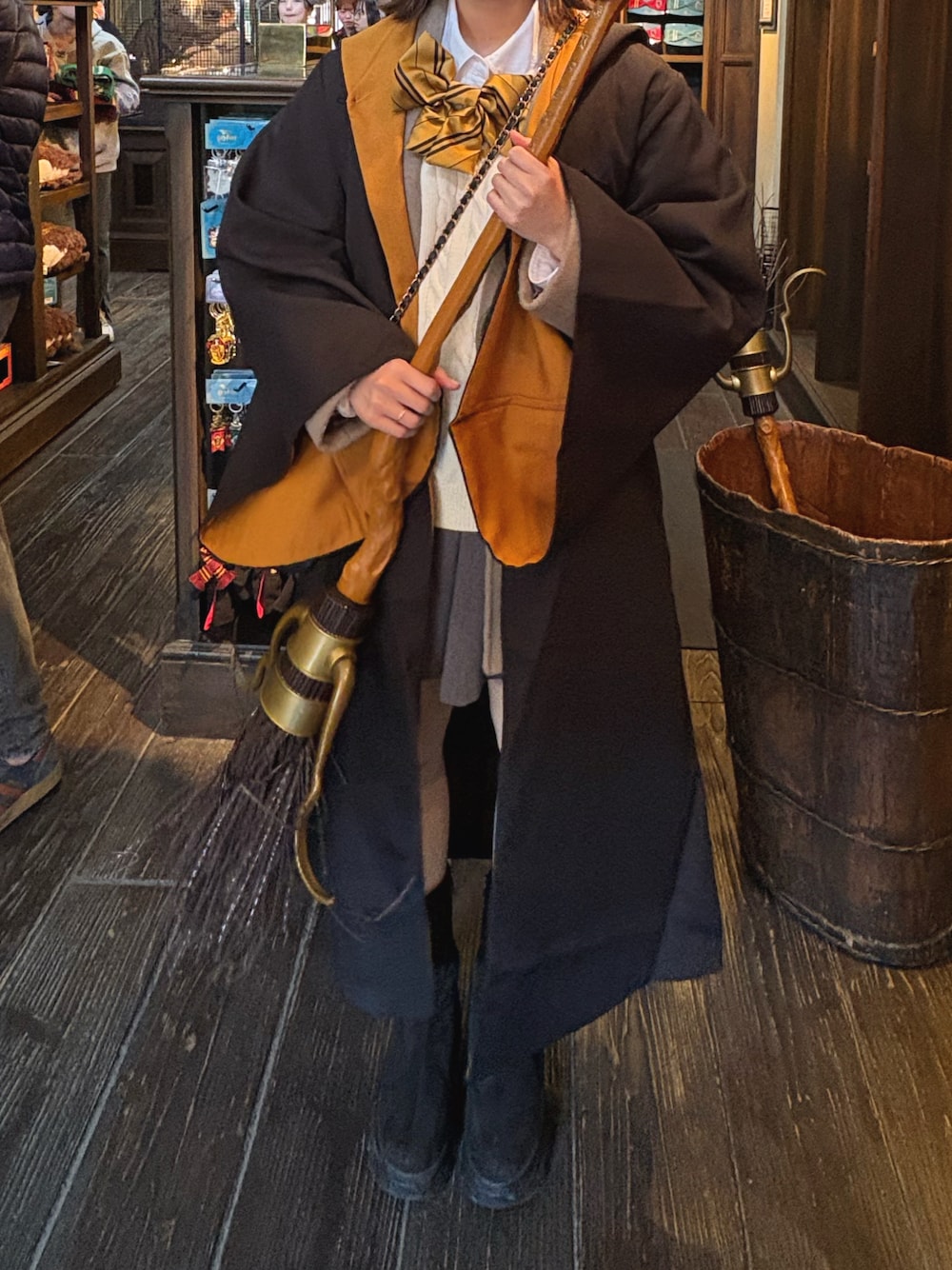 「ユニバーサルスタジオジャパン、ハリーポッター、ハリポタ、ハッフルパフ、テーマパークコーデ、ユニバ、ユニバコーデ、黄色、イエロー、マント、ローブ、USJ、USJコーデ、おでかけコーデ、スクール」｜「Heatherのワイドプリーツミニスカート2　987764（スカート、グレー系）」を使った、ゆきおさん（レディース・158cm）の春コーディネートの1枚目の写真