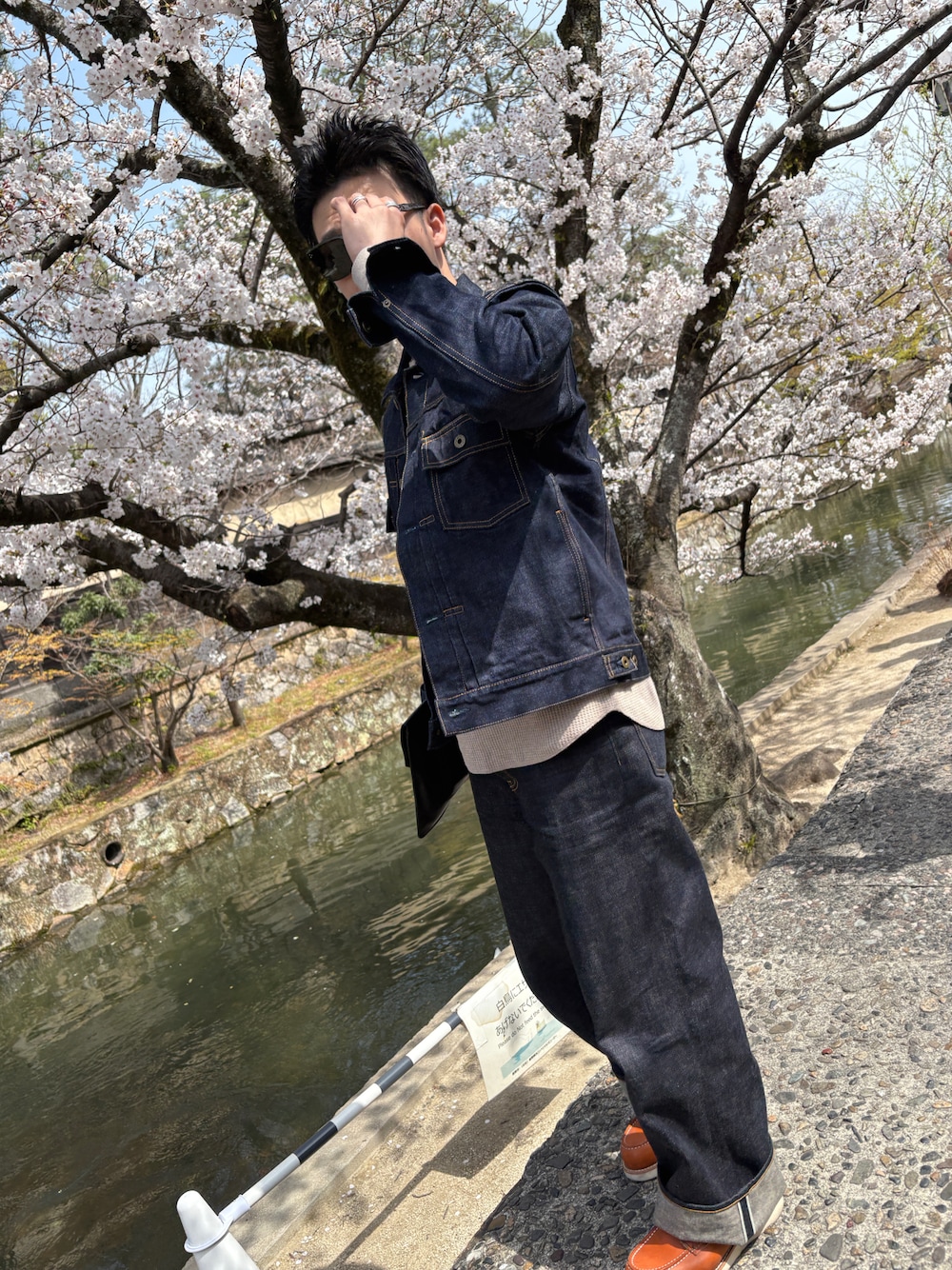 「JAPAN BLUE JEANSのアイテム（デニムジャケット、その他）」を使った、とわさん（メンズ・168cm）の春コーディネートの1枚目の写真