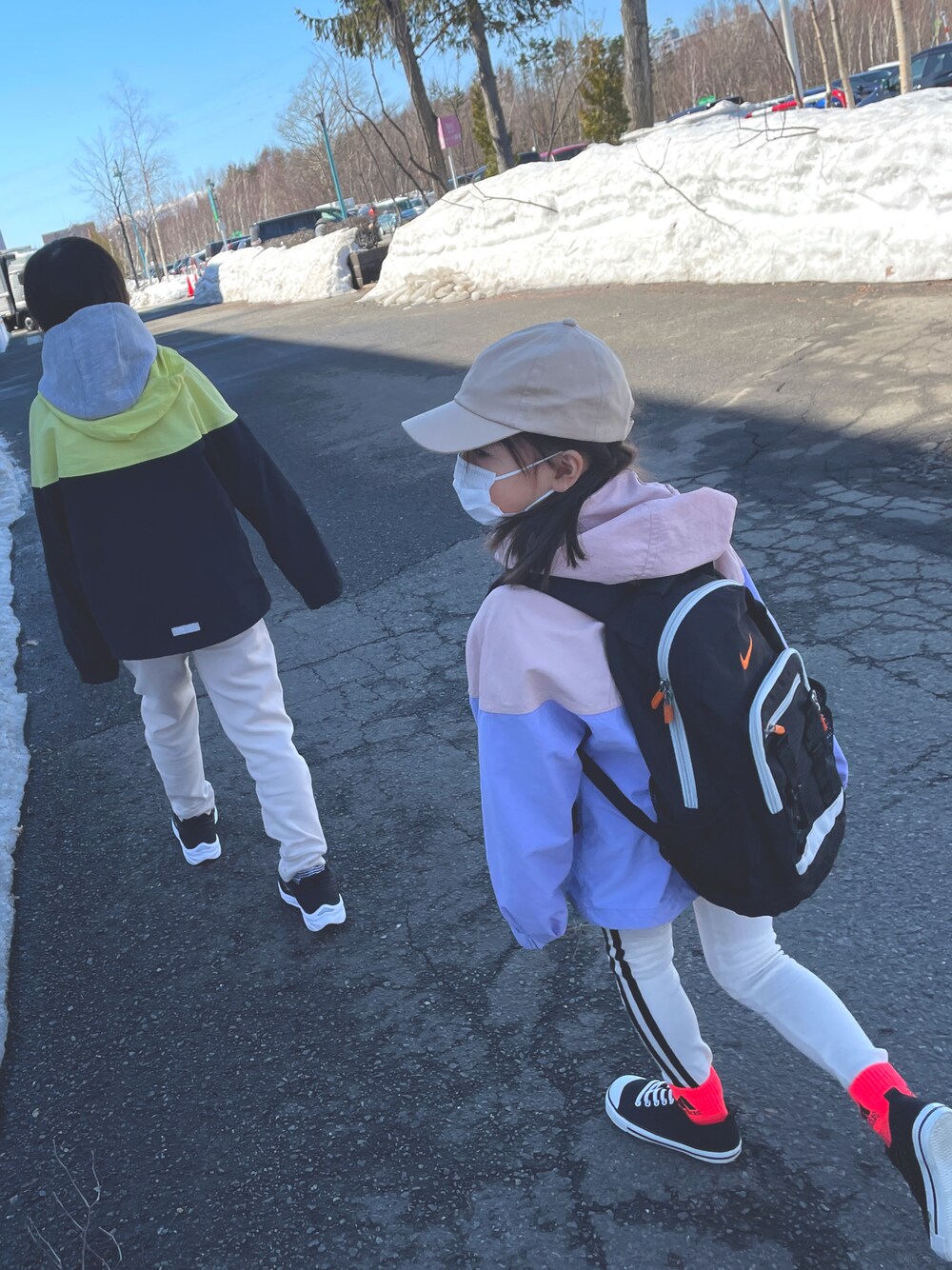 「カラーソックス、マウンテンパーカー、NIKE、ラインパンツ」｜「GUのアイテム（マウンテンパーカー、ピンク系）」を使った、yun10aさん（キッズ・110cm）の春コーディネートの1枚目の写真