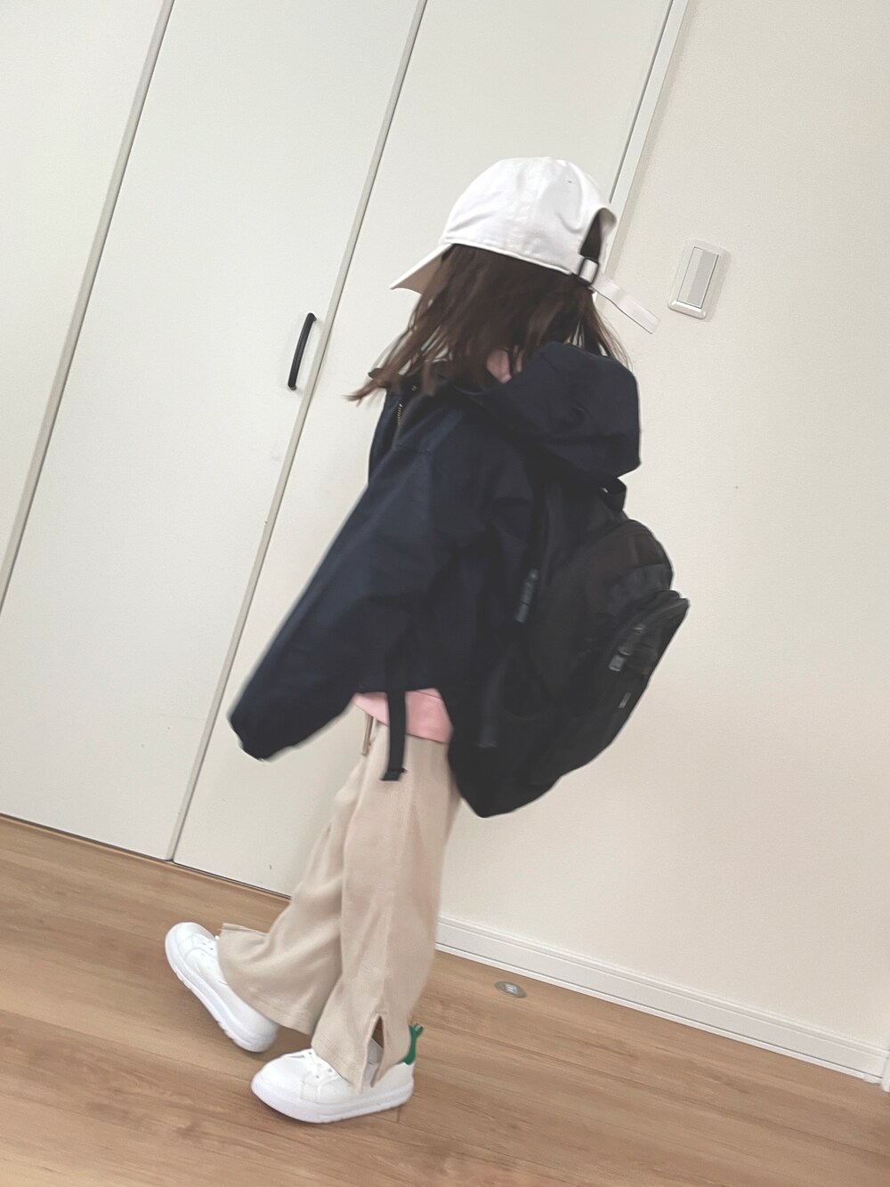 「Birthdayのアイテム（パンツ、ベージュ系）」を使った、yun10aさん（キッズ・110cm）の春コーディネートの1枚目の写真