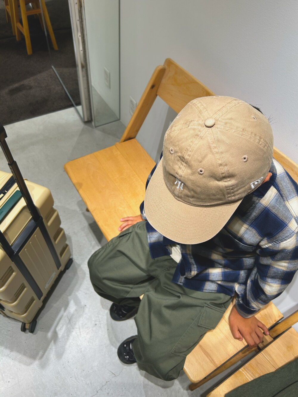 「男の子、8歳、小学生、秋コーデ、カーゴパンツ、チェックシャツ、キャップ」｜「NEW ERAのニューエラ キッズ キャップ 9TWENTY PACKABLE MLB ニューヨークヤンキース NEW ERA YOUTH（キャップ、ベージュ系）」を使った、kanikaniさん（キッズ・135cm）の秋コーディネートの1枚目の写真