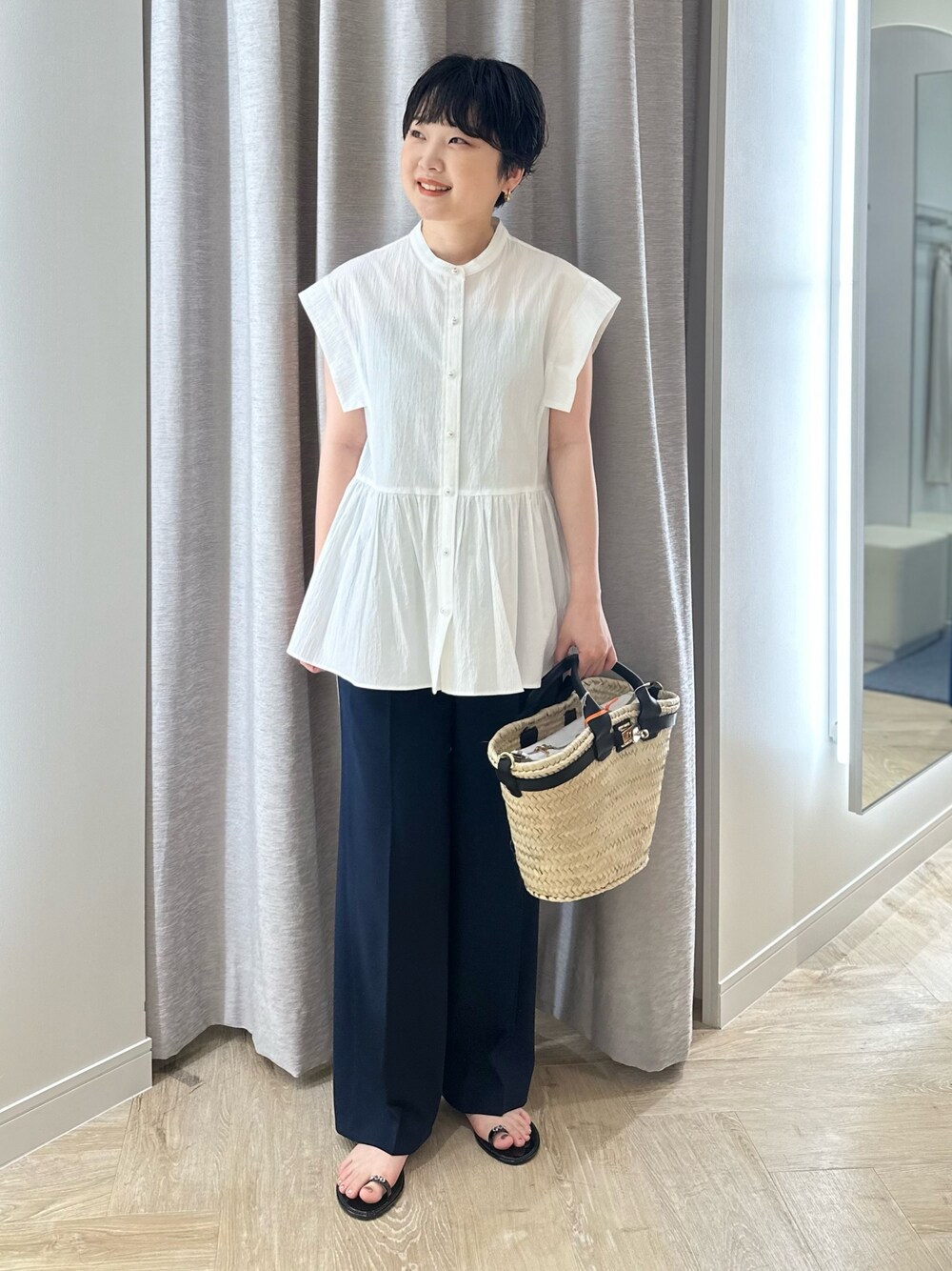 ホワイト系のシャツ/ブラウス、ブルー系のその他パンツを着用したレディースの夏コーディネートの1枚目の写真
