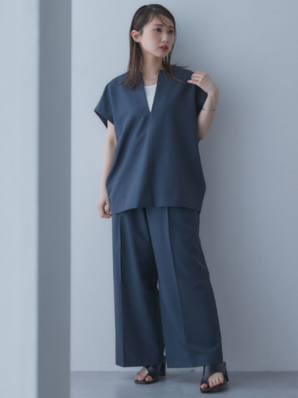 「sail、低身長、低身長コーデ、低身長レディースファッション、150cmコーデ、レギュラー、モデル、春コーデ、きれいめカジュアル、お出かけコーデ、大人カジュアル、休日スタイル、シンプルコーデ、パンツスタイル、ベスト」｜「sailの【sail】キーネックベスト（セットアップ対応）　小さいサイズ（カバーオール、ブルー系）」を使った、nissen Petit Modelsさん（レディース・143cm）の夏コーディネートの1枚目の写真