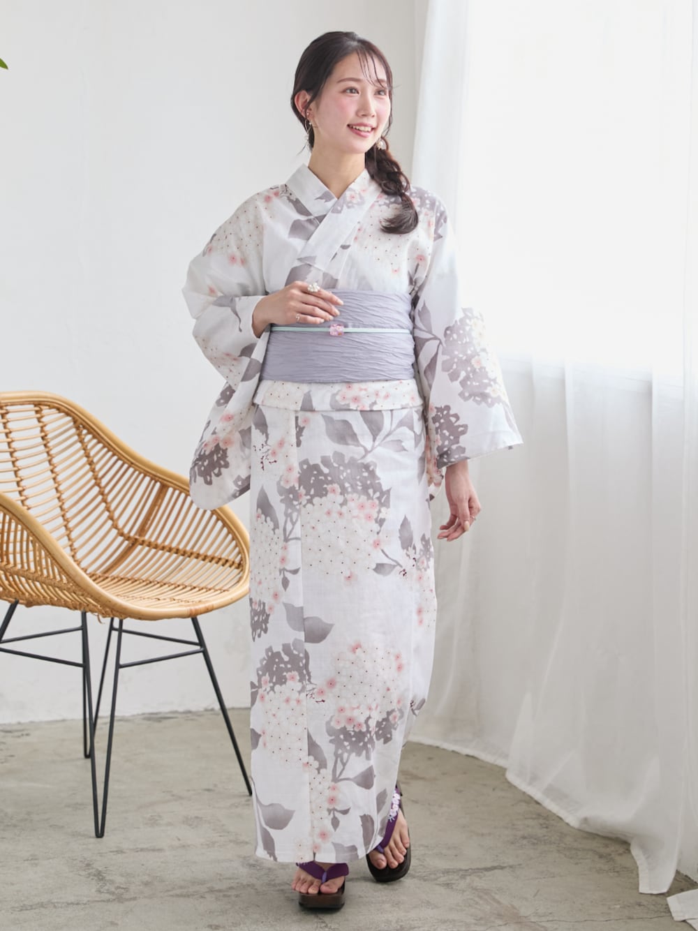 「Petitjo、低身長、低身長コーデ、低身長レディースファッション、モデル、レギュラー、夏コーデ、浴衣、25夏イベントコーデ_低身長さん」｜「Petitjoの小さいサイズ　綿100％浴衣2点セット淡色大花柄　（浴衣＋兵児帯）　低身長さん・小柄女性（浴衣、ホワイト系）」を使った、nissen Petit Modelsさん（レディース・153cm）の春コーディネートの1枚目の写真