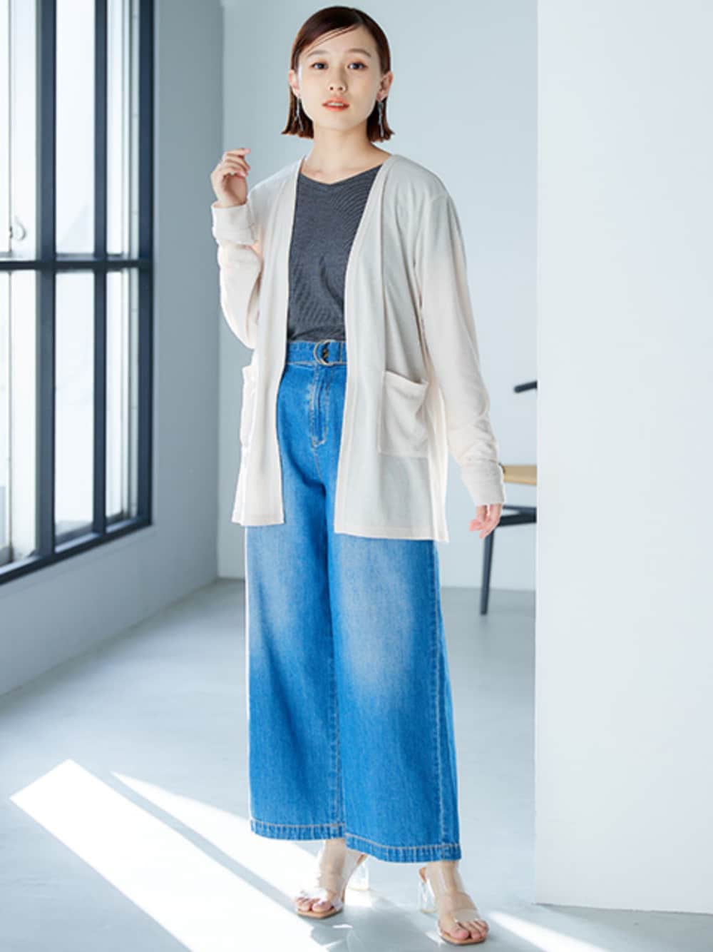 「低身長、低身長レディースファッション、身長147-149cm、149cmコーデ、プッチージョ、Petitjo、レギュラー、モデル、春コーデ、接触冷感、接触冷感カーディガン、ワイドパンツ」｜「nissenの小さいサイズ　Dカン共布ベルト付きワイドデニムパンツ　低身長さん・小柄女性(美人百花23年7月号掲載)（デニムパンツ、ブルー系）」を使った、nissen Petit Modelsさん（レディース・149cm）の冬コーディネートの1枚目の写真