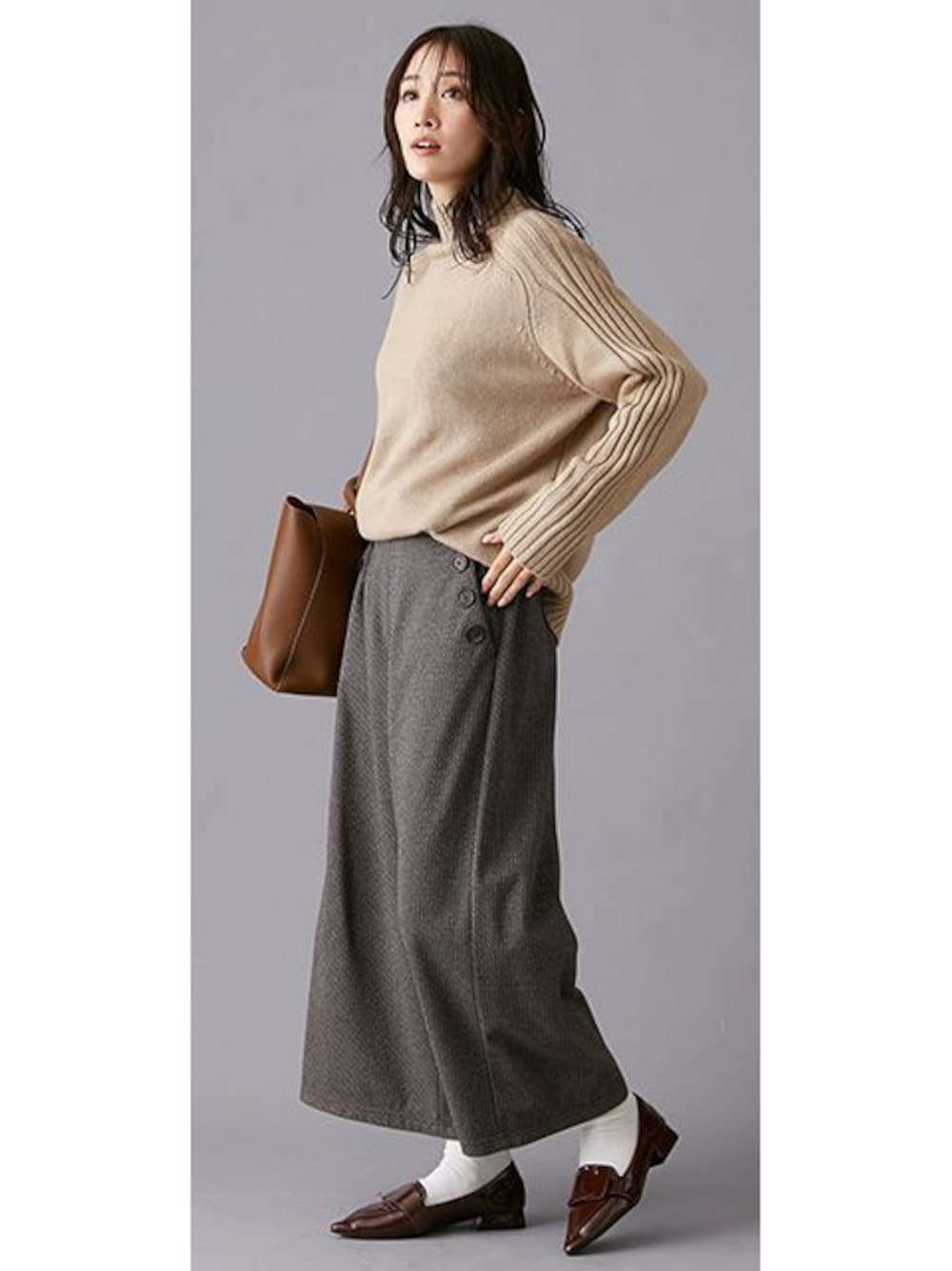 「低身長レディースファッション、モデル、レギュラー、Be praised、きれいめカジュアル、身長153-155cm」｜「nissenの小さいサイズ　サイドリブ切替ハイネックニット　低身長さん・小柄女性（ニット/セーター、ベージュ系）」を使った、nissen Petit Modelsさん（レディース・153cm）の冬コーディネートの1枚目の写真