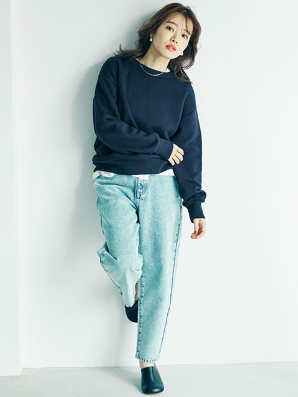 ブルー系のデニムパンツ、ブルー系のスウェットを着用したレディースの冬コーディネートの1枚目の写真