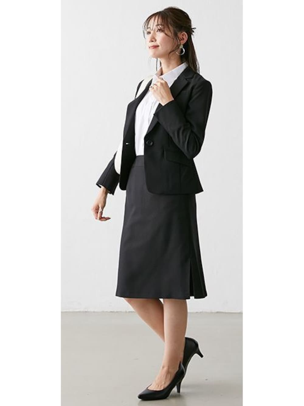 「低身長レディースファッション、モデル、レギュラー、Be praised、きれいめカジュアル、身長153-155cm」｜「nissenの小さいサイズ　形態安定レギュラーカラーシャツ２枚組　低身長さん・小柄女性（シャツ/ブラウス、ホワイト系）」を使った、nissen Petit Modelsさん（レディース・153cm）の秋コーディネートの1枚目の写真