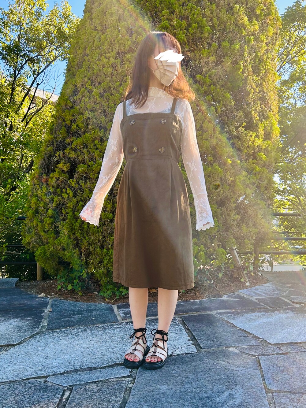 ホワイト系のTシャツ/カットソー、ホワイト系のサンダルを着用したレディースの夏コーディネートの1枚目の写真