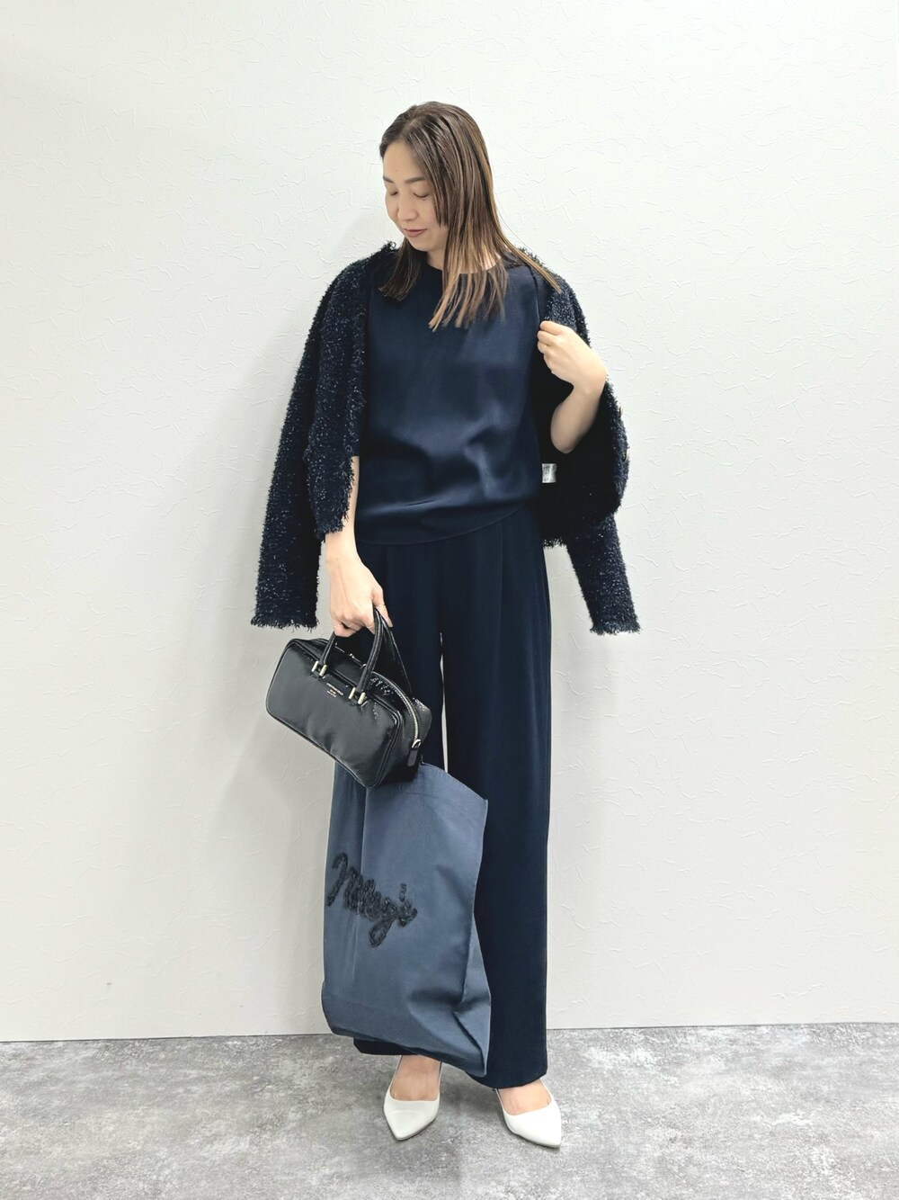ブルー系のノーカラージャケット、ブルー系のシャツ/ブラウス、ブラック系のバッグを着用したレディースの秋コーディネートの1枚目の写真