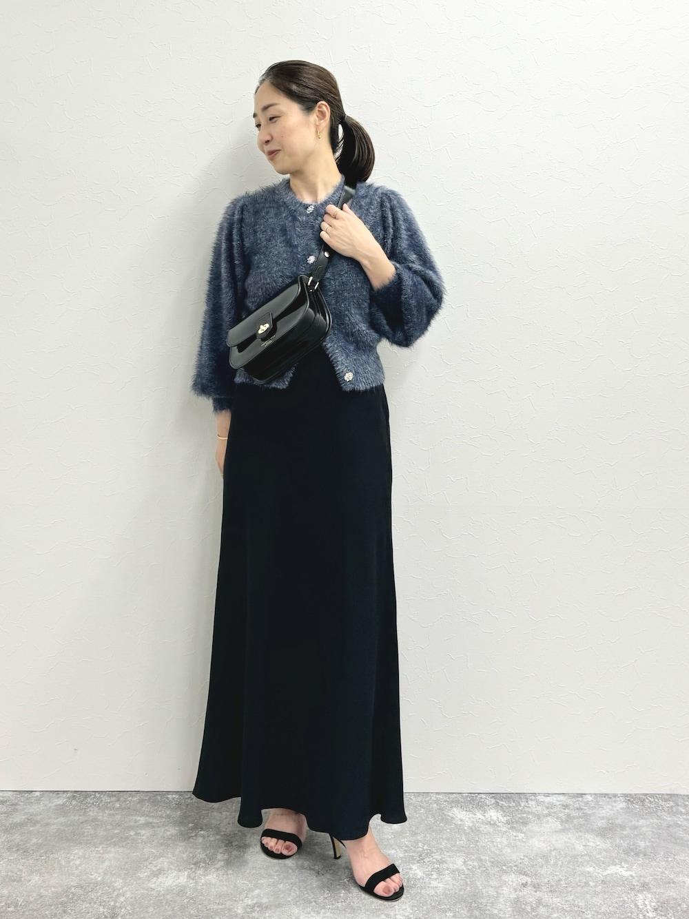 「スカート、マキシスカート、ナロースカート、ロングスカート、カーディガンコーデ、ふわふわ、ふわふわカーディガン、ootd、韓国ファッション、オトナカワイイ、オトナカジュアル、シンプル、ゆるコーデ、休日スタイル、きれいめカジュアル」｜「NOLLEY’Sの《手洗い可能》ナイロンフェザーカーディガン（カーディガン/ボレロ、ブルー系）」を使った、ISHIDAさん（レディース・158cm）の秋コーディネートの1枚目の写真