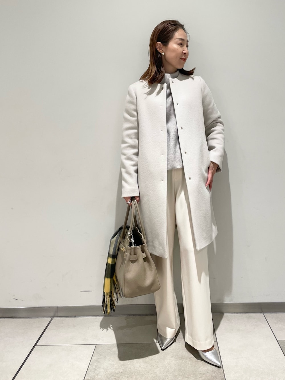 「ワイドパンツ、ホワイトコーデ、ワントーンコーデ、コート、ふわふわニット、ヘアリーニット、ニット、ハイネック、A4バッグ、トートバッグ、お仕事コーデ、きれいめカジュアル、キレイめ、きれいめコーディネート、お出かけコーデ」｜「NOLLEY’Sのへアリー片畦ハイネックプルオーバーニット（ニット/セーター、ベージュ系）」を使った、ISHIDAさん（レディース・158cm）の秋コーディネートの1枚目の写真