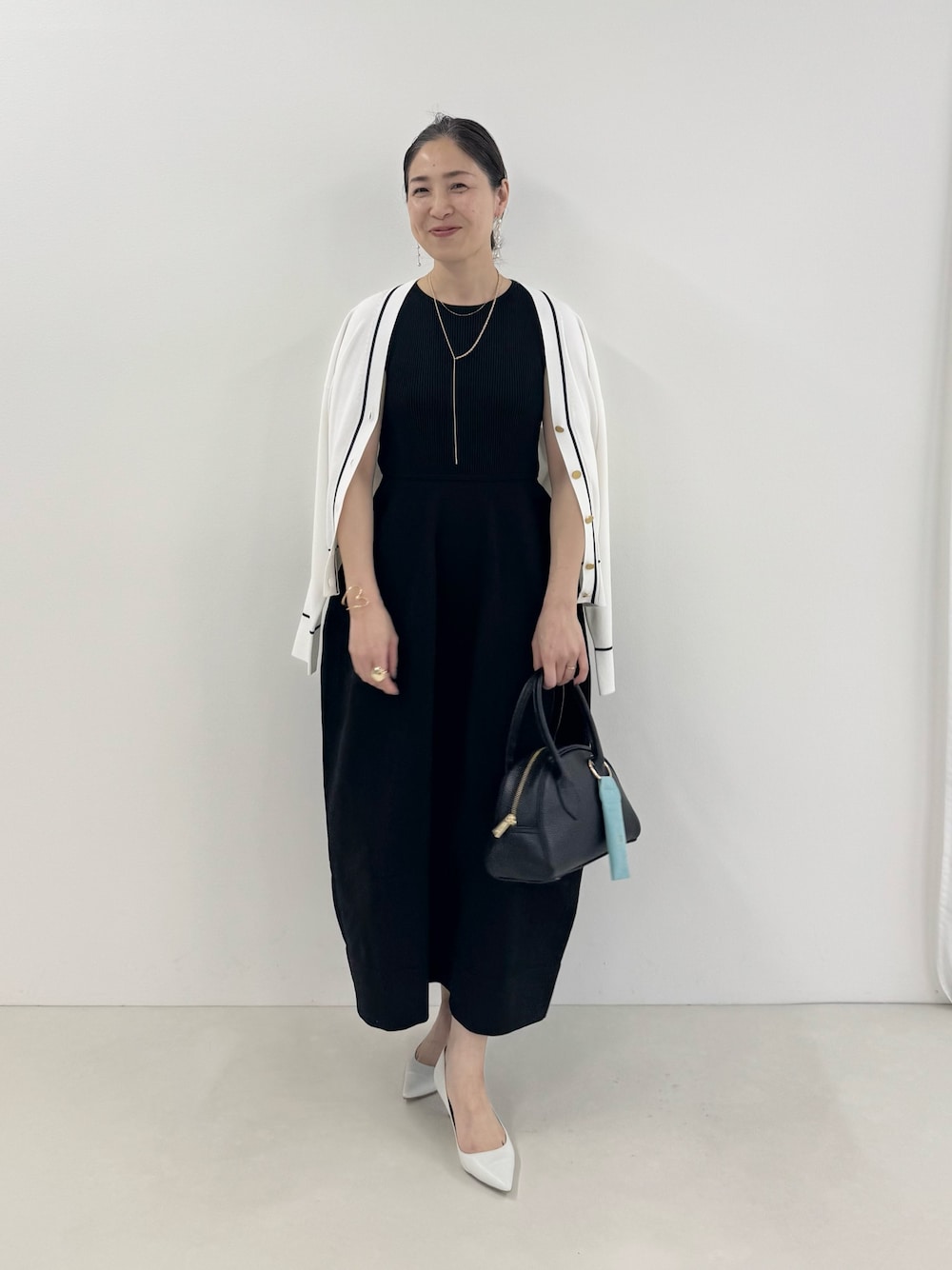 「シンプルコーデ、ワンピース、きれいめカジュアル、お出かけコーデ、モノトーン、オトナカワイイ、今日のコーデ、大人コーデ、オトナ女子、大人女子、キレイめ、夏服」｜「NOLLEY’Sの【松葉☆別注アイテム】体形カバー リブニットワンピース（ワンピース、ブラック系）」を使った、ISHIDAさん（レディース・158cm）の春コーディネートの1枚目の写真