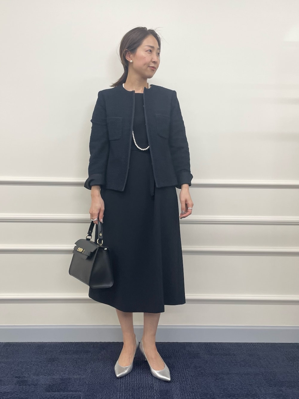 「ワンピース、ジャケット、ジャケットスタイル、ネイビーコーデ、ママコーデ、セレモニー、入学式、卒業式、卒園式、キレイめ、パールネックレス、シルバーシューズ、シルバーパンプス、レザーバッグ、ママファッション」｜「NOLLEY’Sのコットンパール12mm ピアス（ピアス（両耳用）、ホワイト系）」を使った、ISHIDAさん（レディース・158cm）の冬コーディネートの1枚目の写真