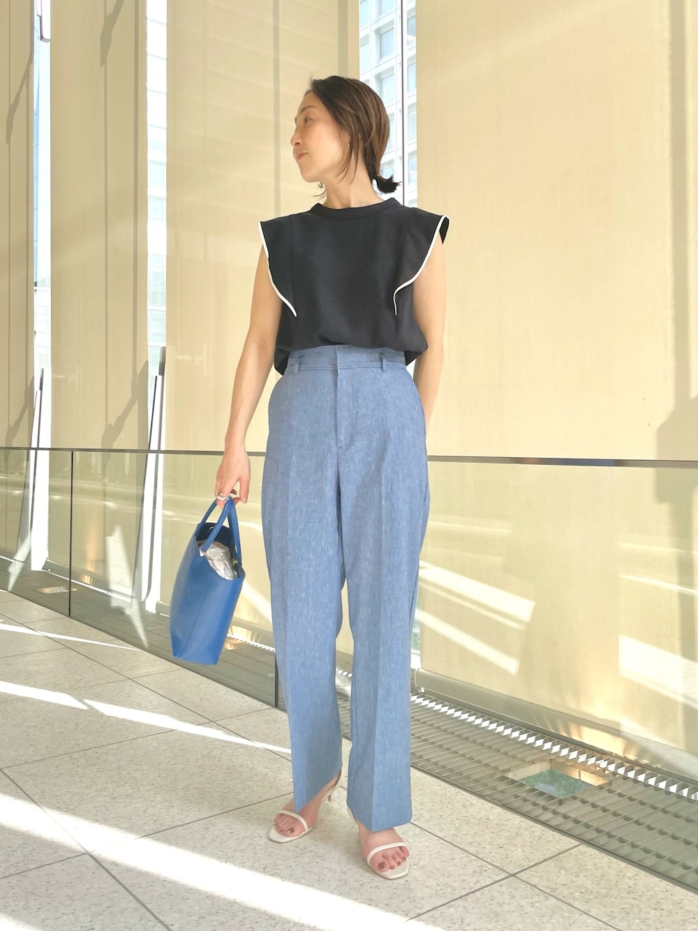 ブルー系のその他パンツ、ブルー系のシャツ/ブラウス、ホワイト系のサンダルを着用したレディースの春コーディネートの1枚目の写真