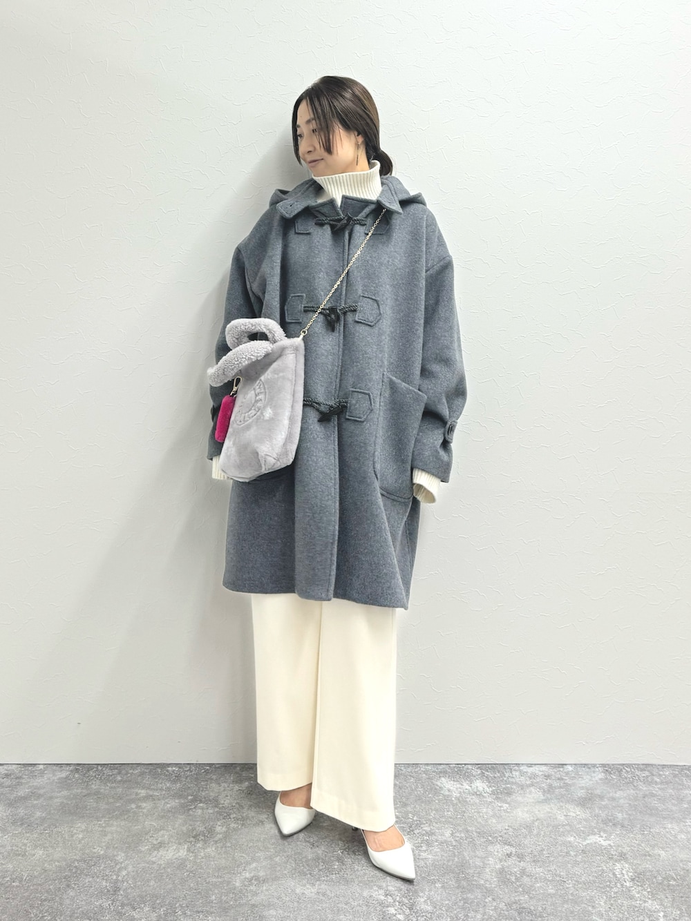 「ダッフルコート、コート、グレーコーデ、白パンツ、ワイドパンツ、休日スタイル、ムートン、キーホルダー、チャーム、毎日コーデ、ootd、シンプルスタイル、冬服」｜「NOLLEY’SのNMPミドル丈ダッフルコート（ダッフルコート、グレー系）」を使った、ISHIDAさん（レディース・158cm）の秋コーディネートの1枚目の写真