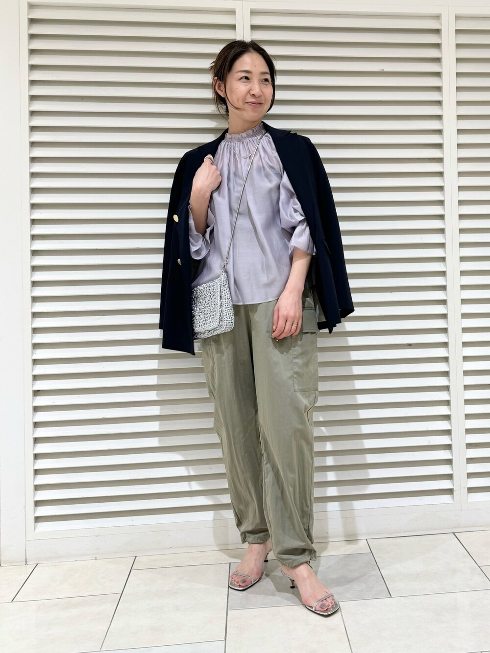 「お出かけコーデ、ジャケットスタイル、ジャケット、紺ブレ、カーゴパンツ、綺麗めコーデ、きれいめカジュアル、春コーデ、春のNewスタイル、大人カジュアル、パンツスタイル、シア―ブラウス、ラベンダー」｜「NOLLEY’Sの【WEB限定サイズあり】ハイデンクロスカーブカーゴパンツ（その他パンツ、グリーン系）」を使った、ISHIDAさん（レディース・158cm）の春コーディネートの1枚目の写真