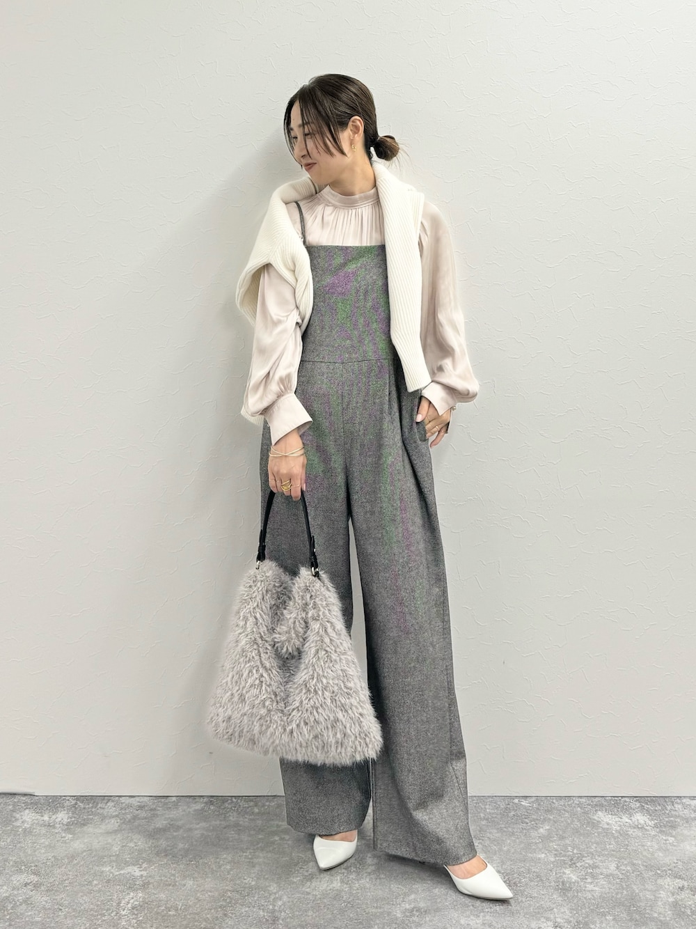 「最近のいい感じコーデ、ショルダーバッグ、淡色コーデ、おでかけコーデ、秋冬コーデ、大人かわいい、サロペット、サテンブラウス、ブラウス、お仕事コーデ、ファー小物、ファー、ファーバッグ、ハーフジップ」｜「NOLLEY’S Sophiのシックツイードサロペット（サロペット/オーバーオール、ブラック系）」を使った、ISHIDAさん（レディース・158cm）の秋コーディネートの1枚目の写真
