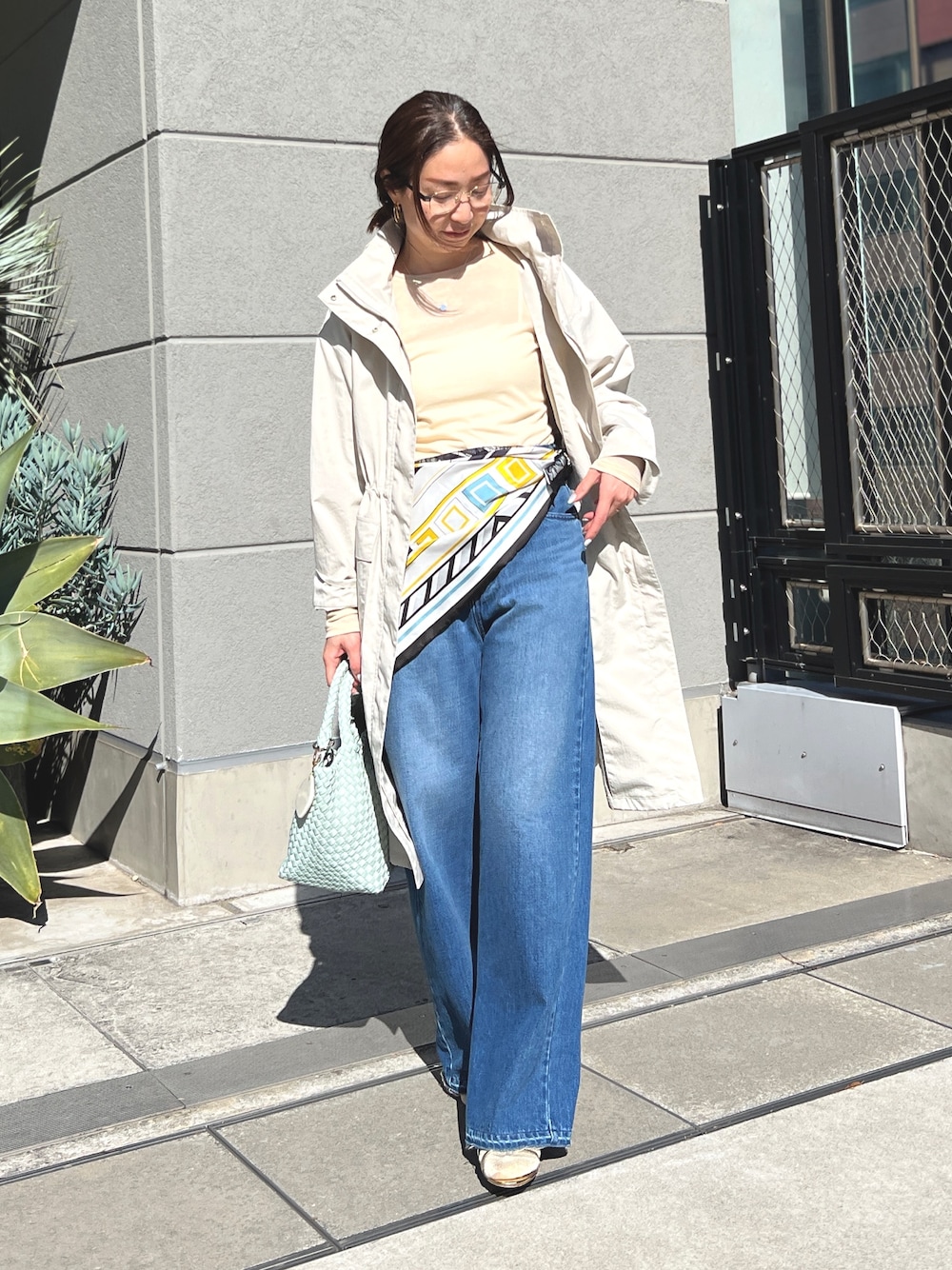 「ジャケット、春色、春めき満開コーデ、デニム、レイヤードスタイル、シンプルコーデ、キレイめカジュアル、パンツコーデ、オトナカジュアル、ラフコーデ、150cm台コーデ、シンプルスタイル」｜「manipuriの【manipuri/マニプリ】レース三角スカーフ（バンダナ/スカーフ、ブルー系）」を使った、ISHIDAさん（レディース・158cm）の春コーディネートの1枚目の写真