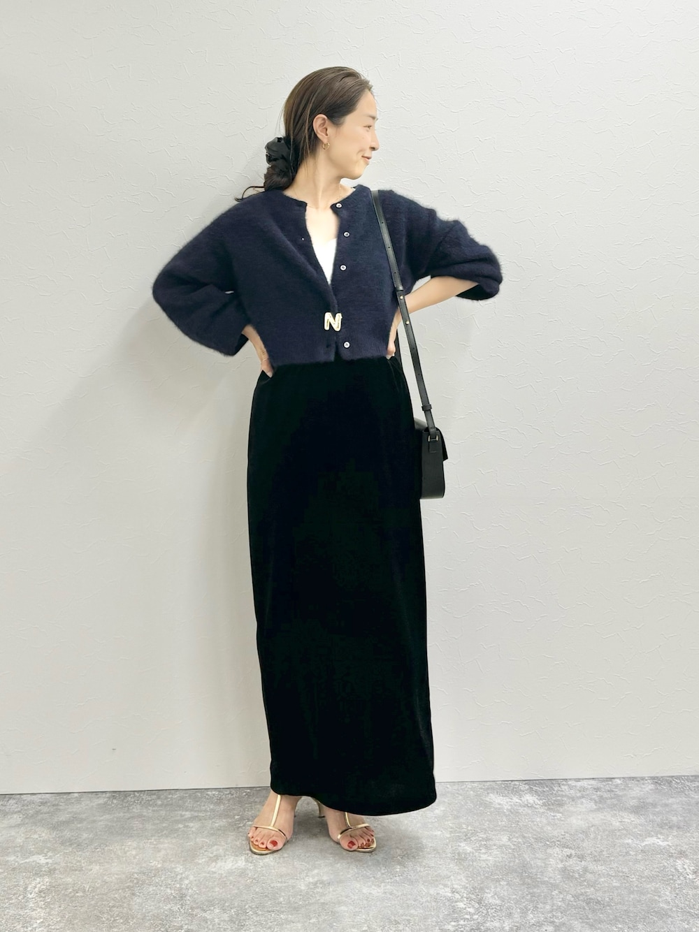 「カーディガン、ふわふわ、ヘアリーニット、ショート丈トップス、ショートカーディガン、短丈、ベロア、ベロアスカート、ブローチ、デメリエー、サテンシャツ、サテンシュシュ、ママコーデ、ママファッション、大人カジュアル」｜「NOLLEY’Sのウォッシャブルベロアセミタイトスカート（スカート、ブラック系）」を使った、ISHIDAさん（レディース・158cm）の秋コーディネートの1枚目の写真