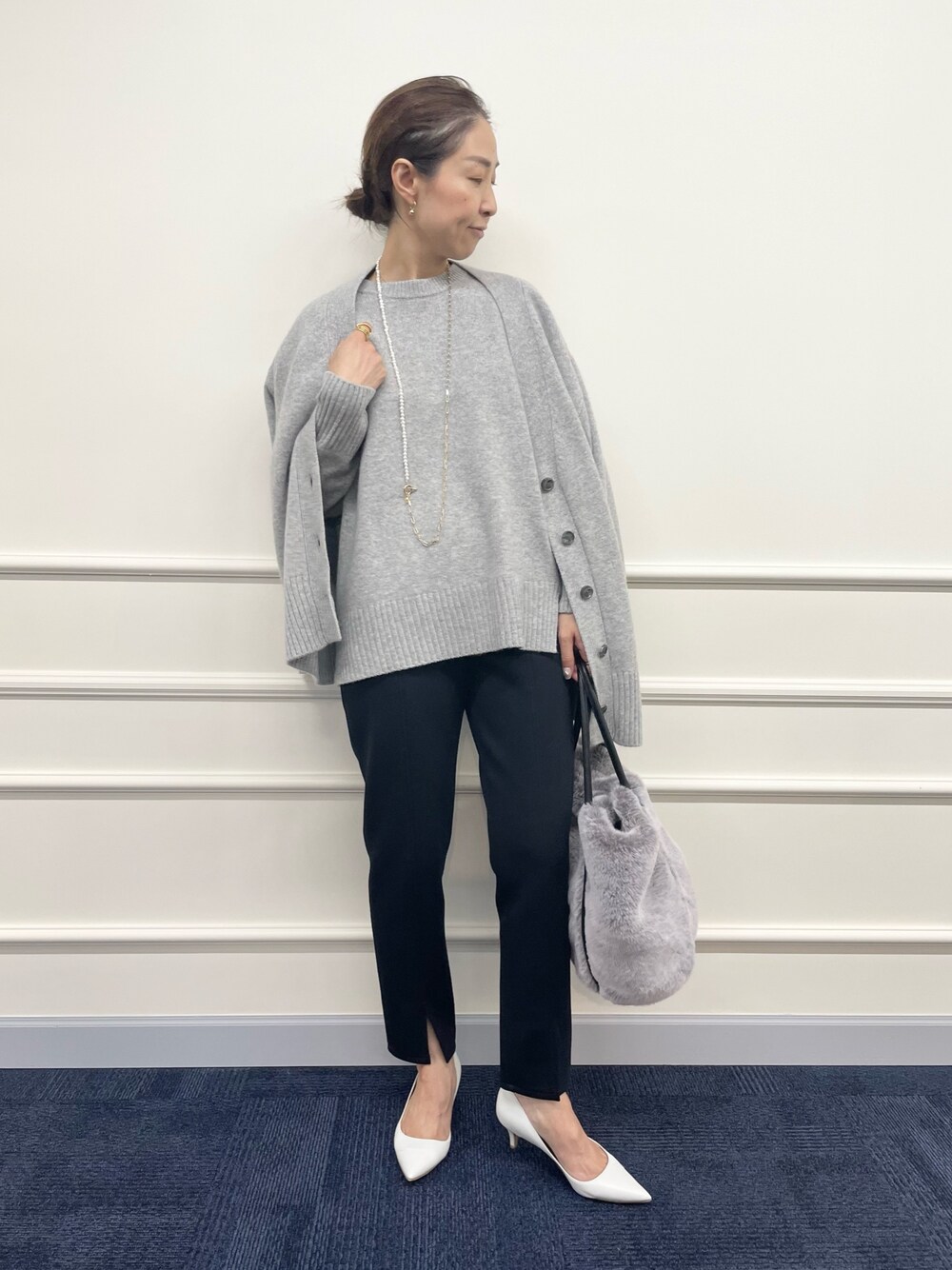 「ニット、ロングニット、カーディガン、グレー、スリットパンツ、スリット、パンツスタイル、パンツコーデ、ママコーデ、大人カジュアル、アンサンブル、休日スタイル、きれいめカジュアル、秋コーデ」｜「NOLLEY’Sの◇【WEB限定】カシミヤブレンド長めクルーネックプルオーバーニット（ニット/セーター、グレー系）」を使った、ISHIDAさん（レディース・158cm）の秋コーディネートの1枚目の写真